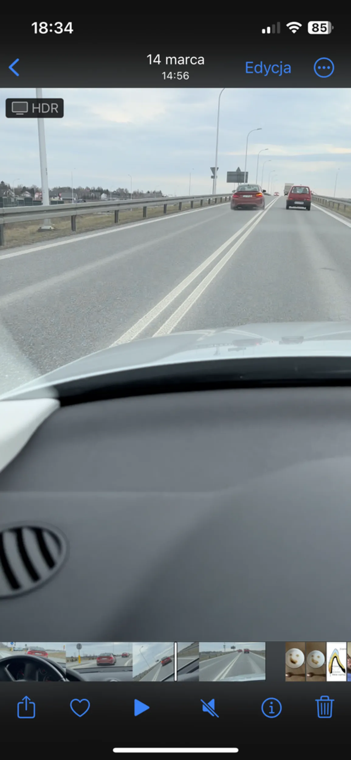 To już igranie z losem żeby wyprzedzać na wiadukcie, na podwójnej ciągłej. W zasadzie nie życzę remu piratowi mandatu tylko wylądowania na drzewie. A ten komentarz o kaczkach to na pewno sam napisał.