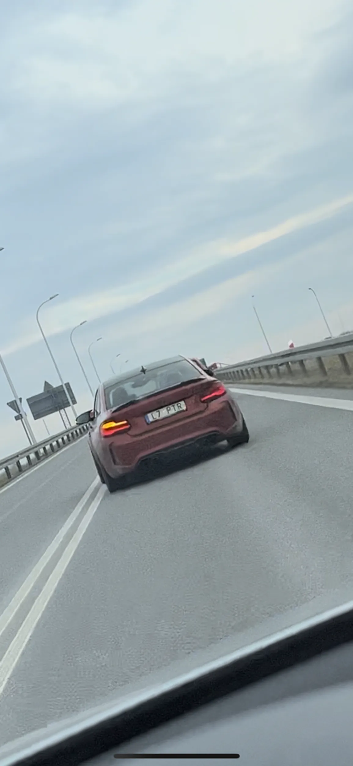 To już igranie z losem żeby wyprzedzać na wiadukcie, na podwójnej ciągłej. W zasadzie nie życzę remu piratowi mandatu tylko wylądowania na drzewie. A ten komentarz o kaczkach to na pewno sam napisał.