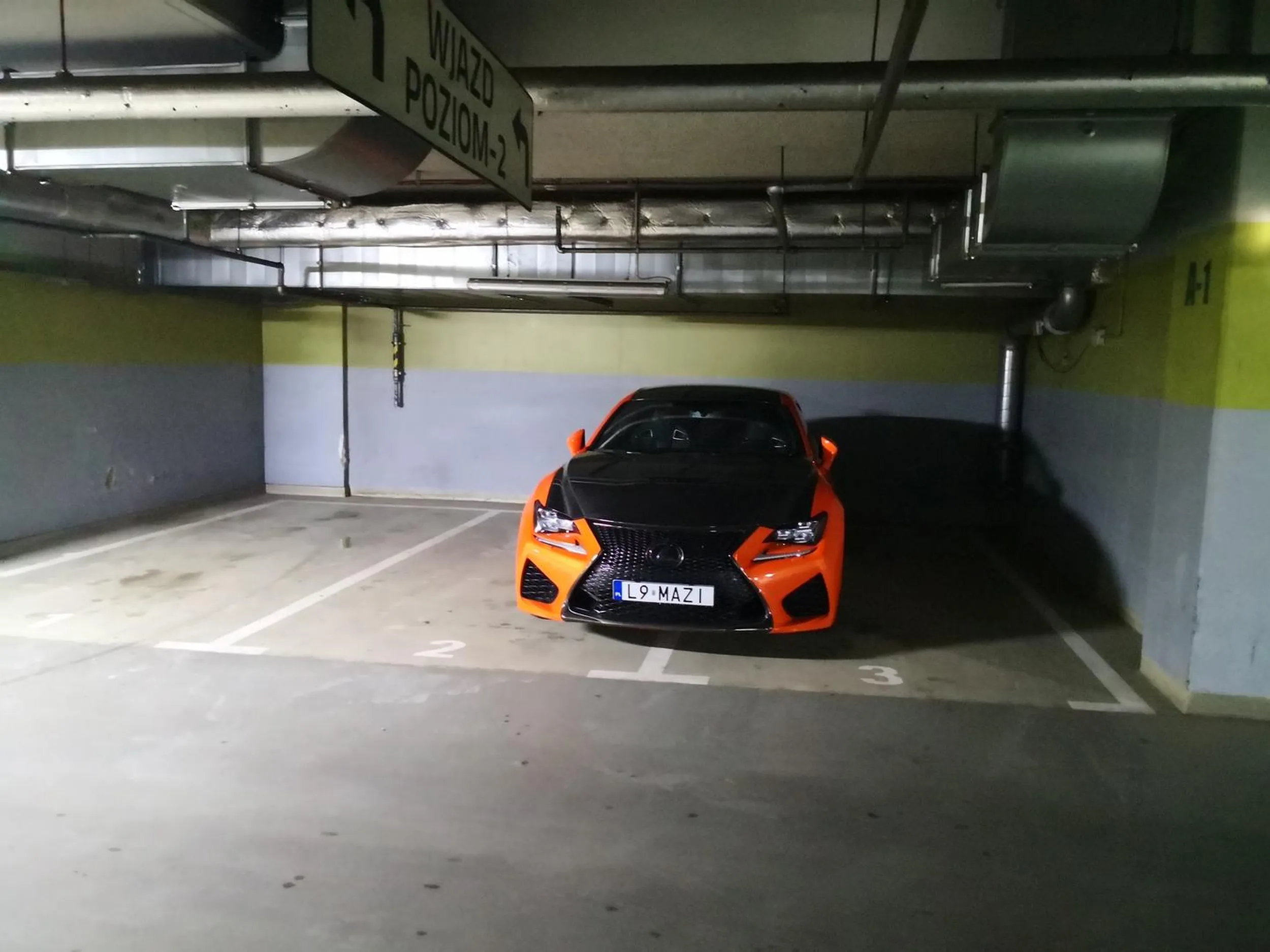 Parking w plaza Lublin, niedziela, mnóstwo wolnych miejsc wokół, ale nie! panicz musi na 2 miejscach, bo na 3 się jeszcze nie umie.