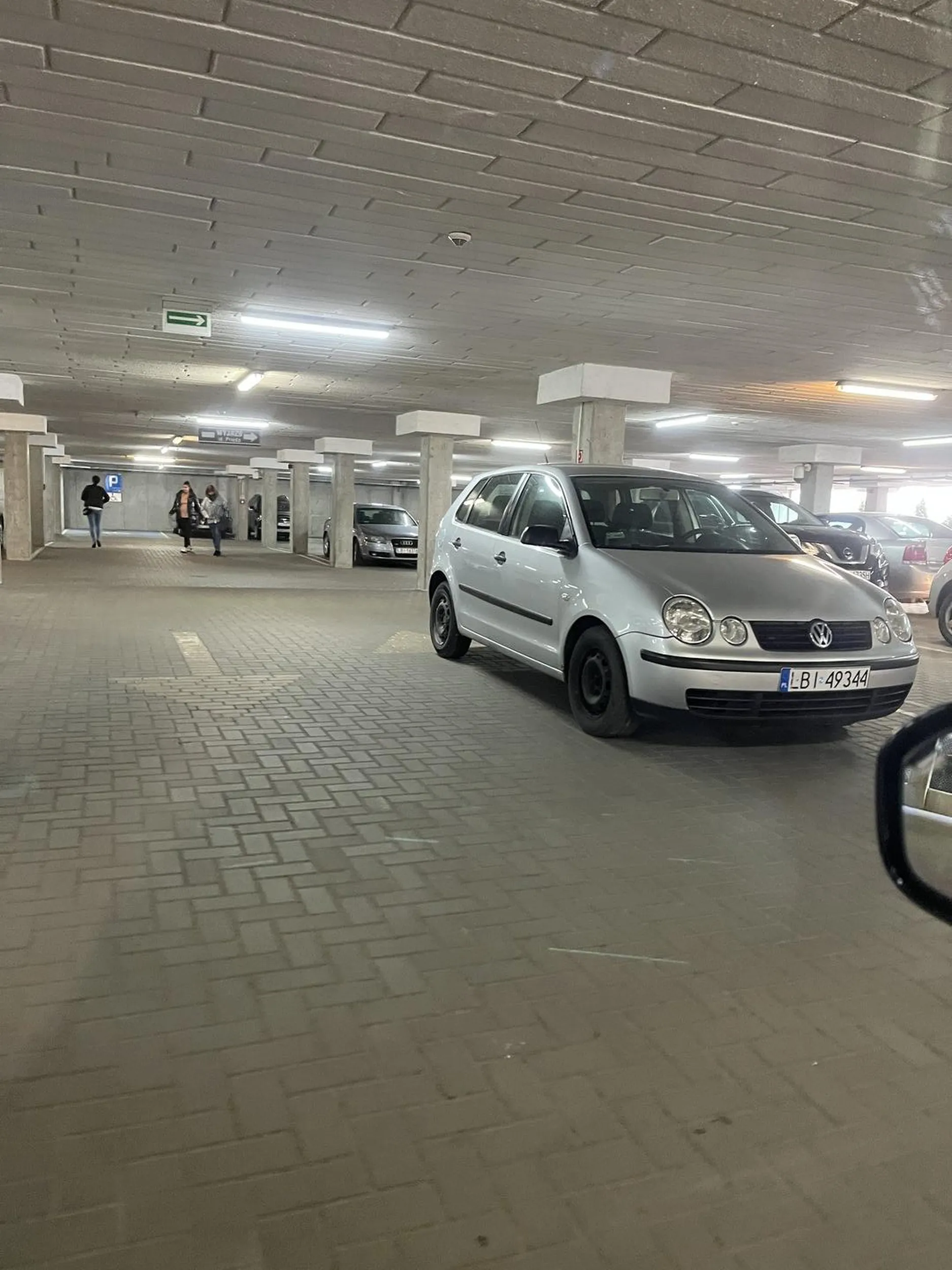 Stoi na przejeździe pomimo, ze połowa parkingu jest wolna