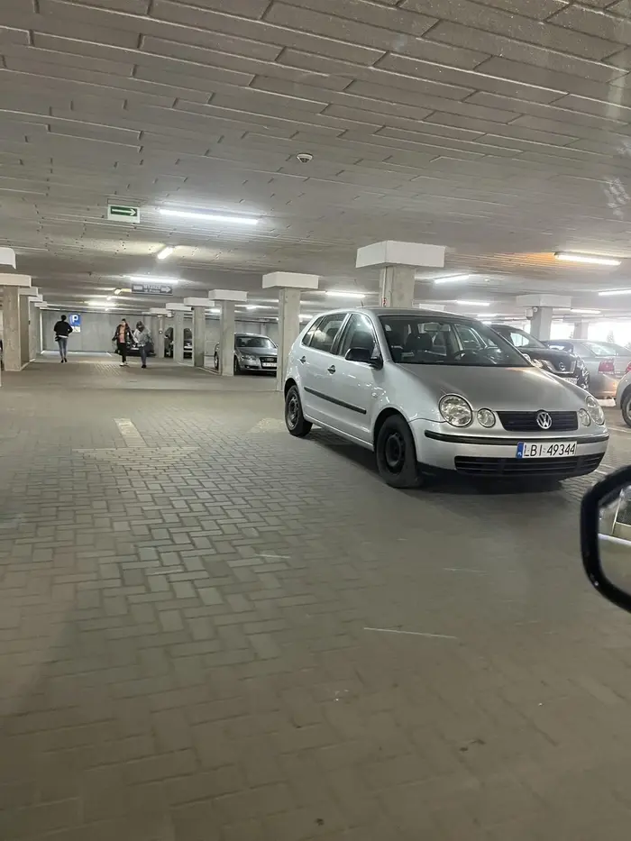 Stoi na przejeździe pomimo, ze połowa parkingu jest wolna