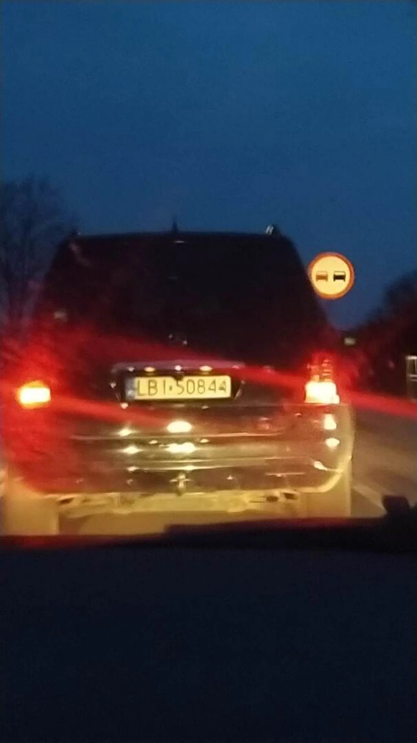 Młody gość wyprzedzał w Lisach na zakręcie i podwójnej ciągłej i zajechał mi drogę. Mało brakowało żebym siedział w rowie.