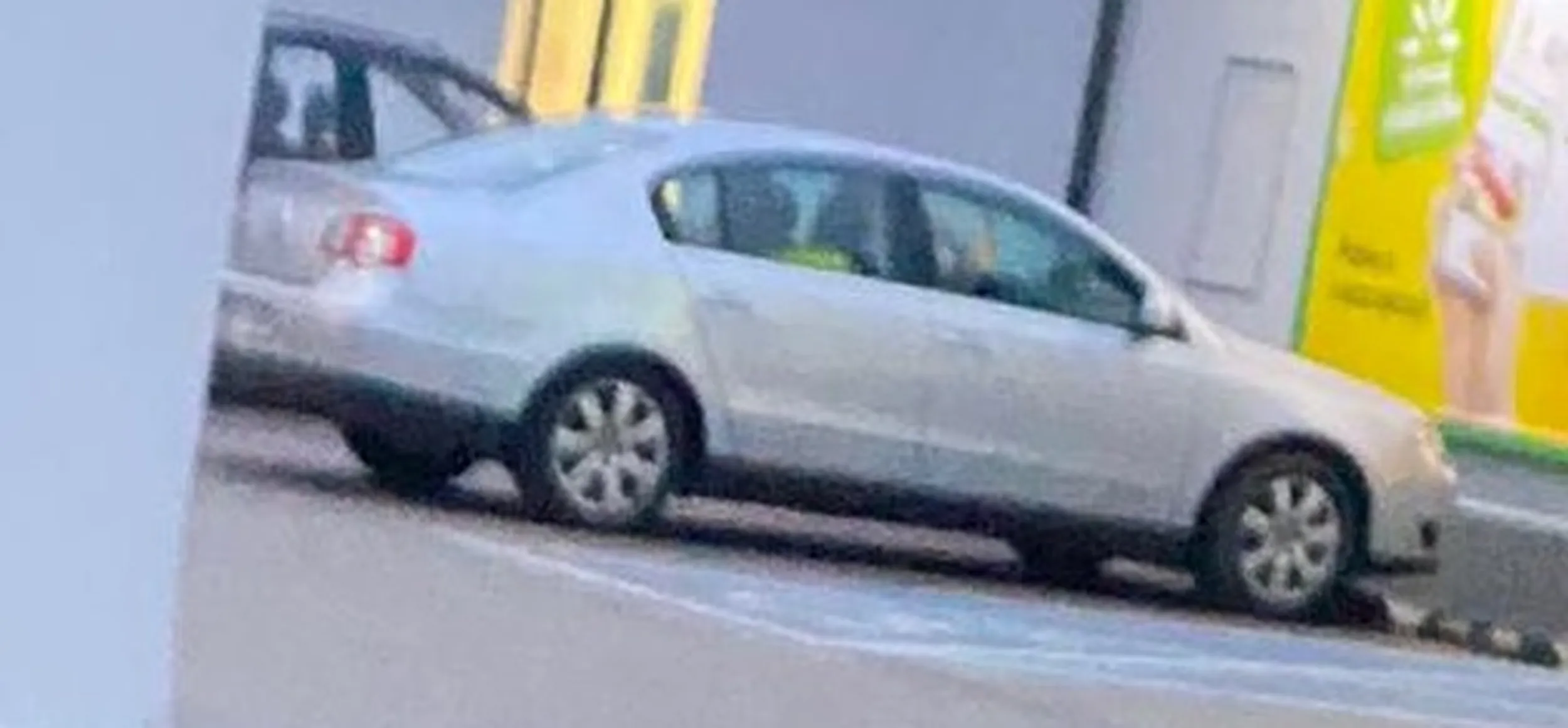 samochód licznie przekacza prędkośc i stoi krzywo pod sklepem