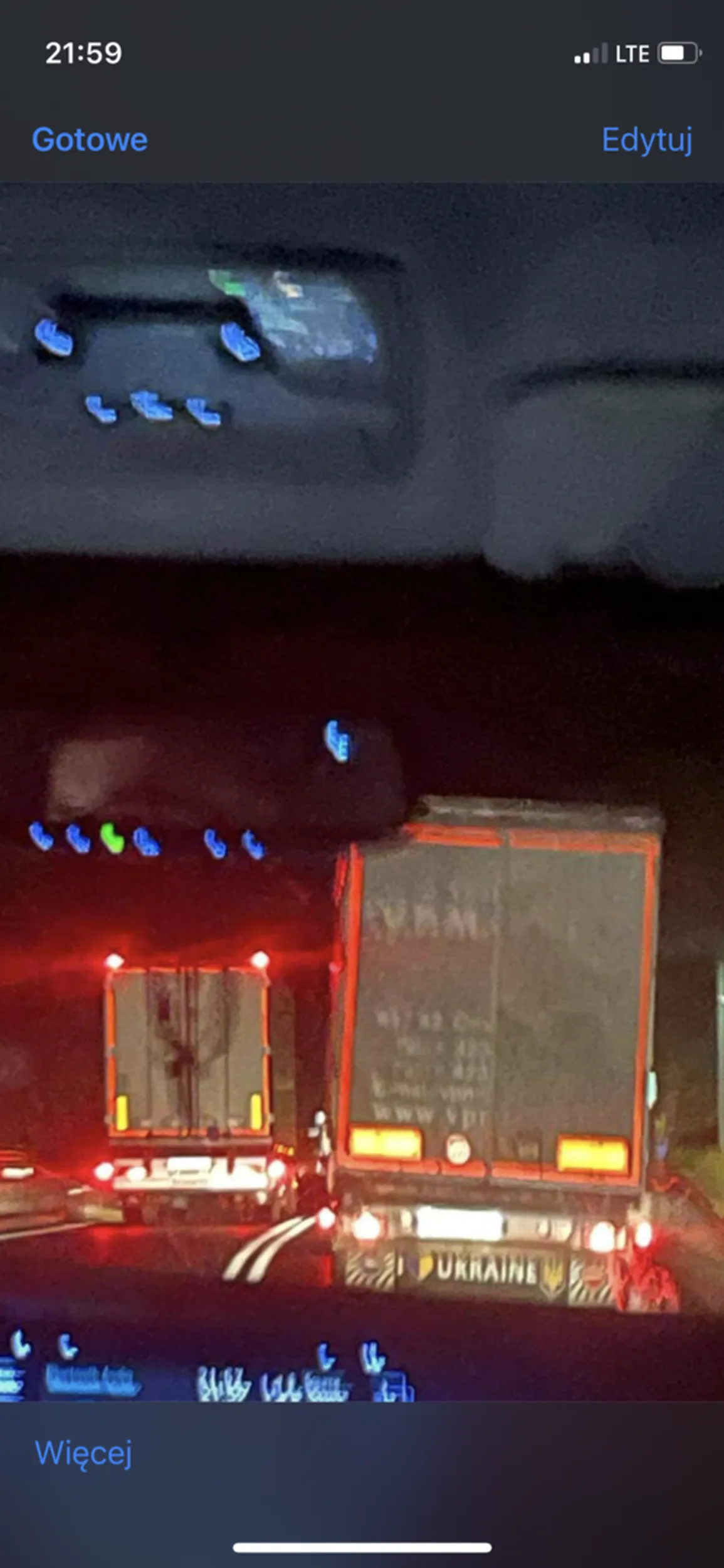 mruga swiatlami kazdemu, wyprzedza tirem na zakazach i podwojnych ciąglych