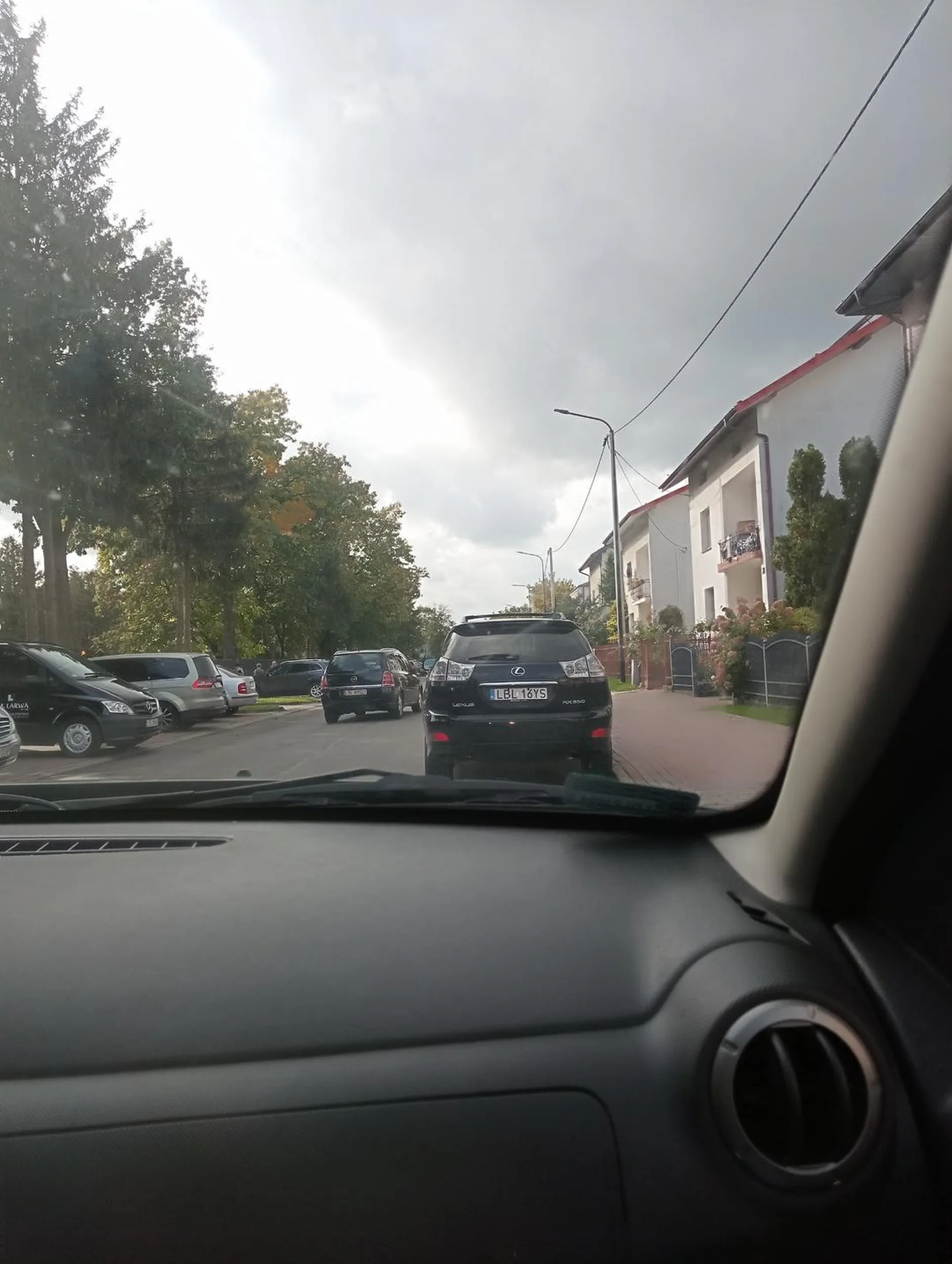 Zjeb zostawił samochód na ulicy i poszedł, na lewo miał miejsca parkingowe