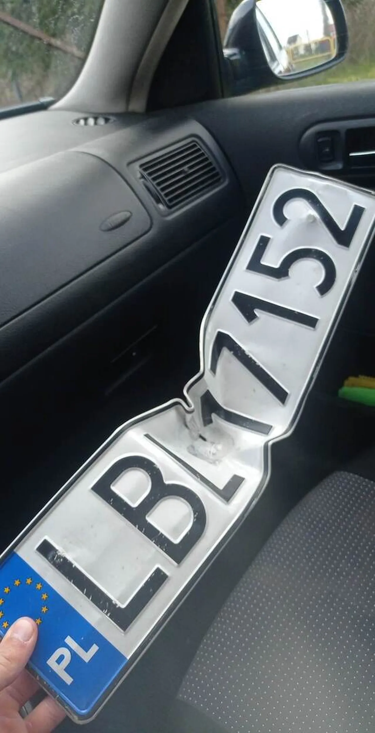 Słuchaj szczylu zgubiłeś blachy jak jebnąłeś w moje auto zobaczymy się na komendzie