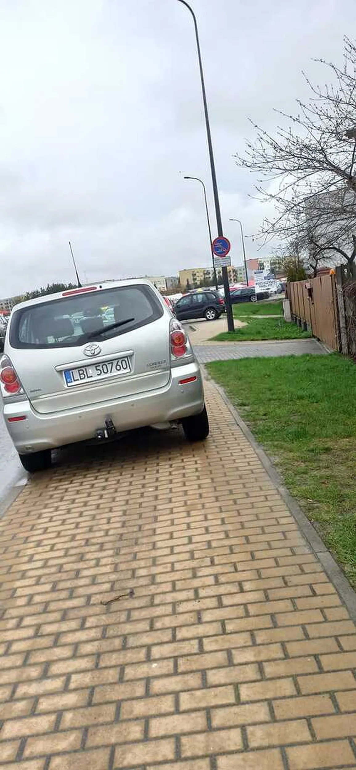 parkuje tą swoją srebrną corollą na chodniku, uniemożliwiając pieszemu przejście, bambaryła