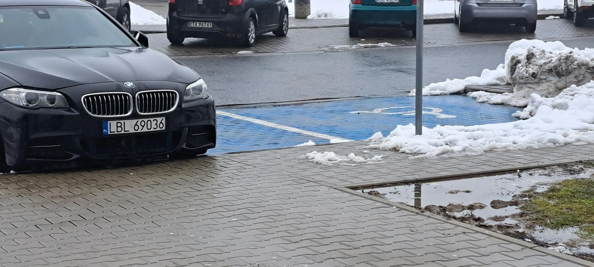 Palant zaparkował na miejscu dla niepełnosprawnych poczym udał się z rodziną do McDonalds