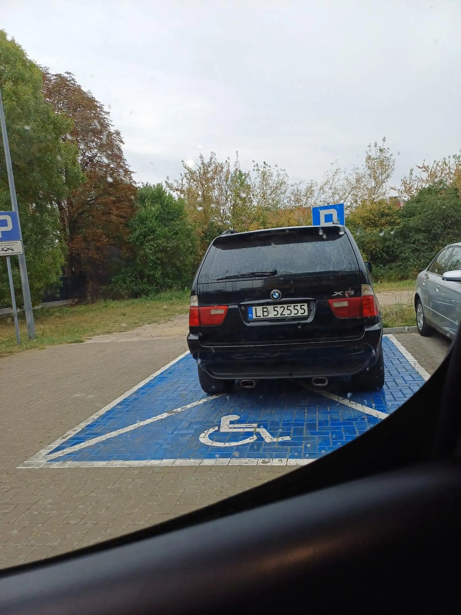 Notorycznie zajmuje miejsce dla inwalidów chodź nim nie jest. Jak zwraca się mu uwagę burzy się!