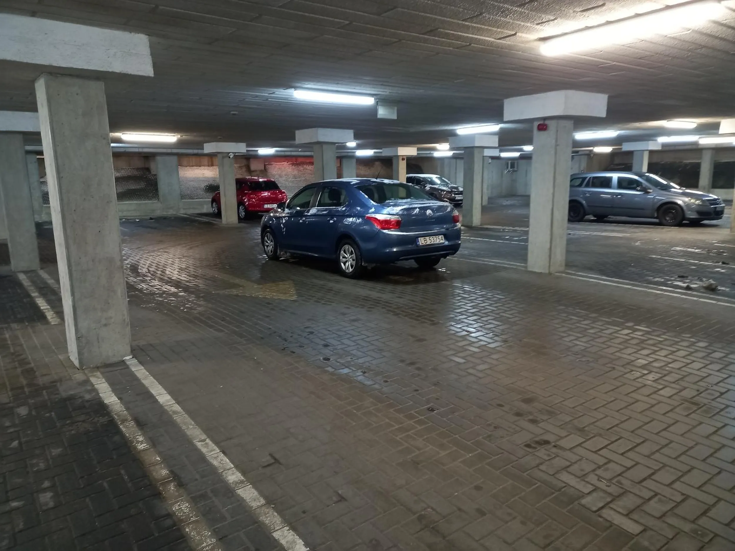 Gratuluję postawienia auta na drodze wyjazdowej z parkingu rywala.
