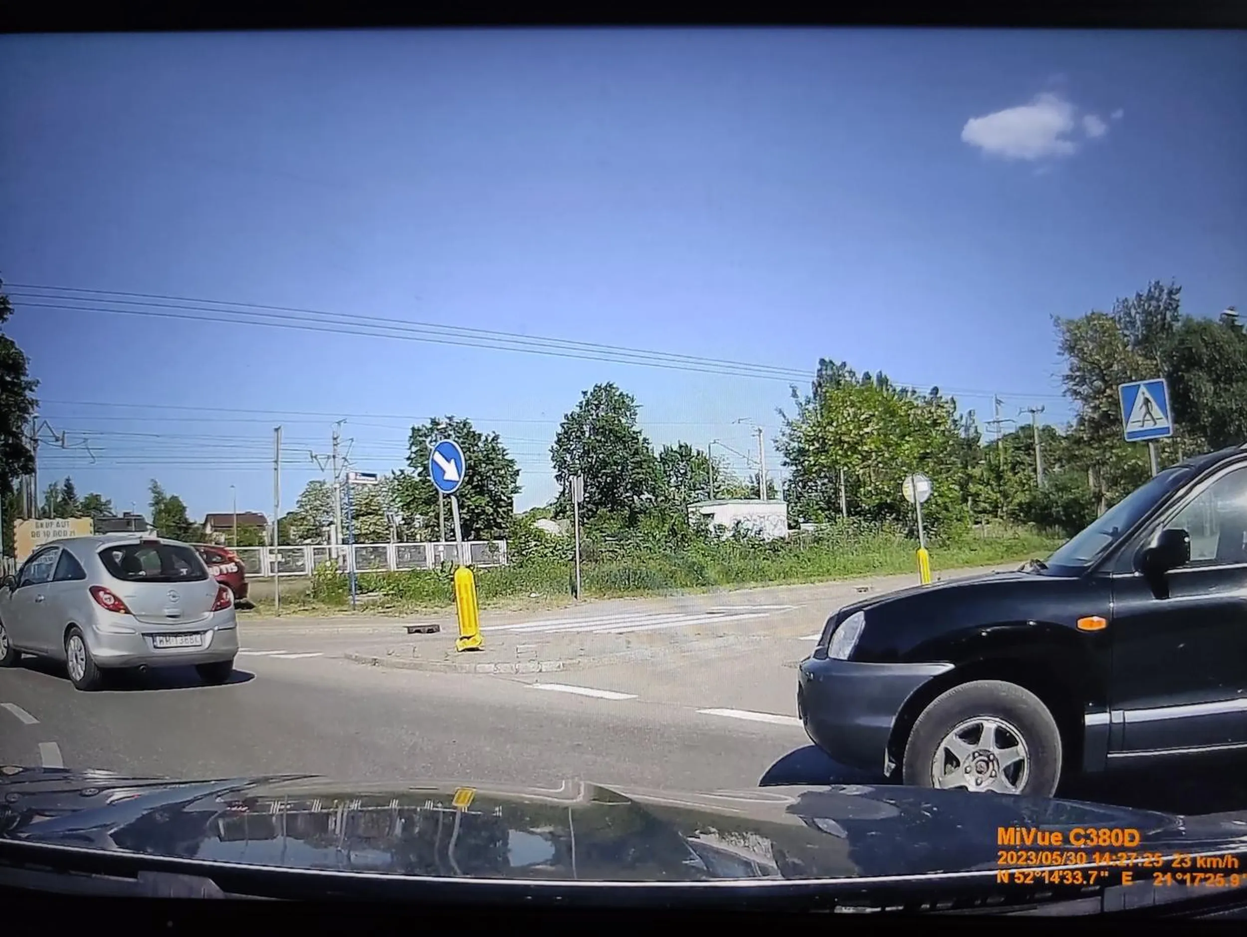 Sulejówek 30.05.2023r. godz. 14:27, pan kierowca wjeżdżając na rondo nie ustępuje pierwszeństwa jadącemu nim samochodowi o mało nie doprowadzając do kolizji. W ostatniej chwili wyhamowuje, jednak po chwili "na siłę" dalej próbuje wjechać na rondo nie reagując na klakson auta na rondzie. Samochód jadący rondem musiał zjechać na lewy pas ronda, aby uniknąć uderzenia w przedni zderzak