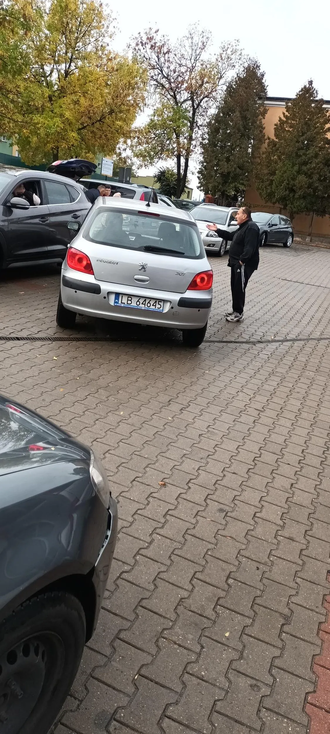 Pani nie potrafi nawet zaparkować, kłóci  się z innymi uczestnikami ruchu "BO ONA CHCE TU WJECHAĆ " oraz blokuje ruch.