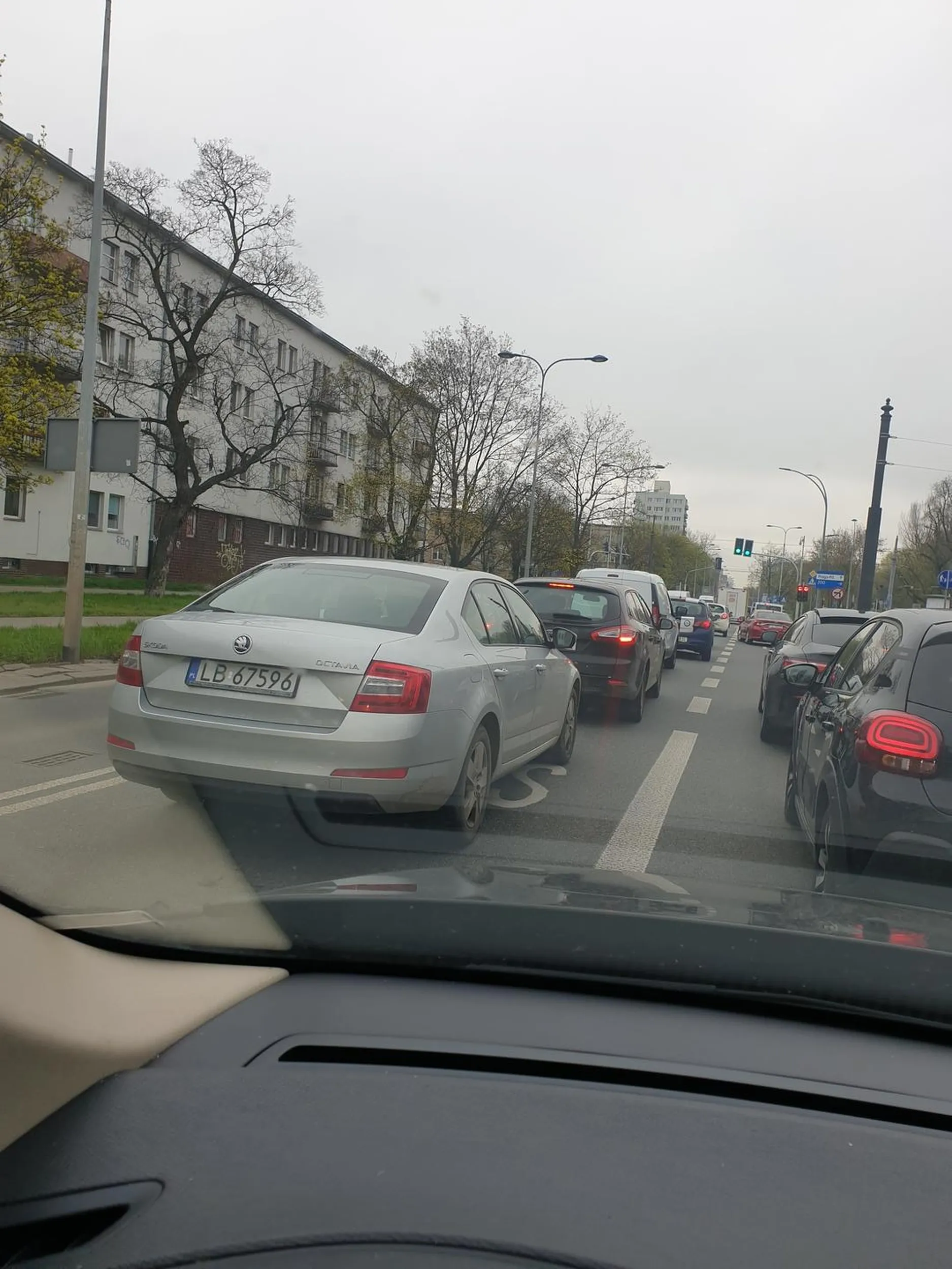 Jazda buspasem. Korek na 40 aut wszyscy czekają poza tym kierowca.