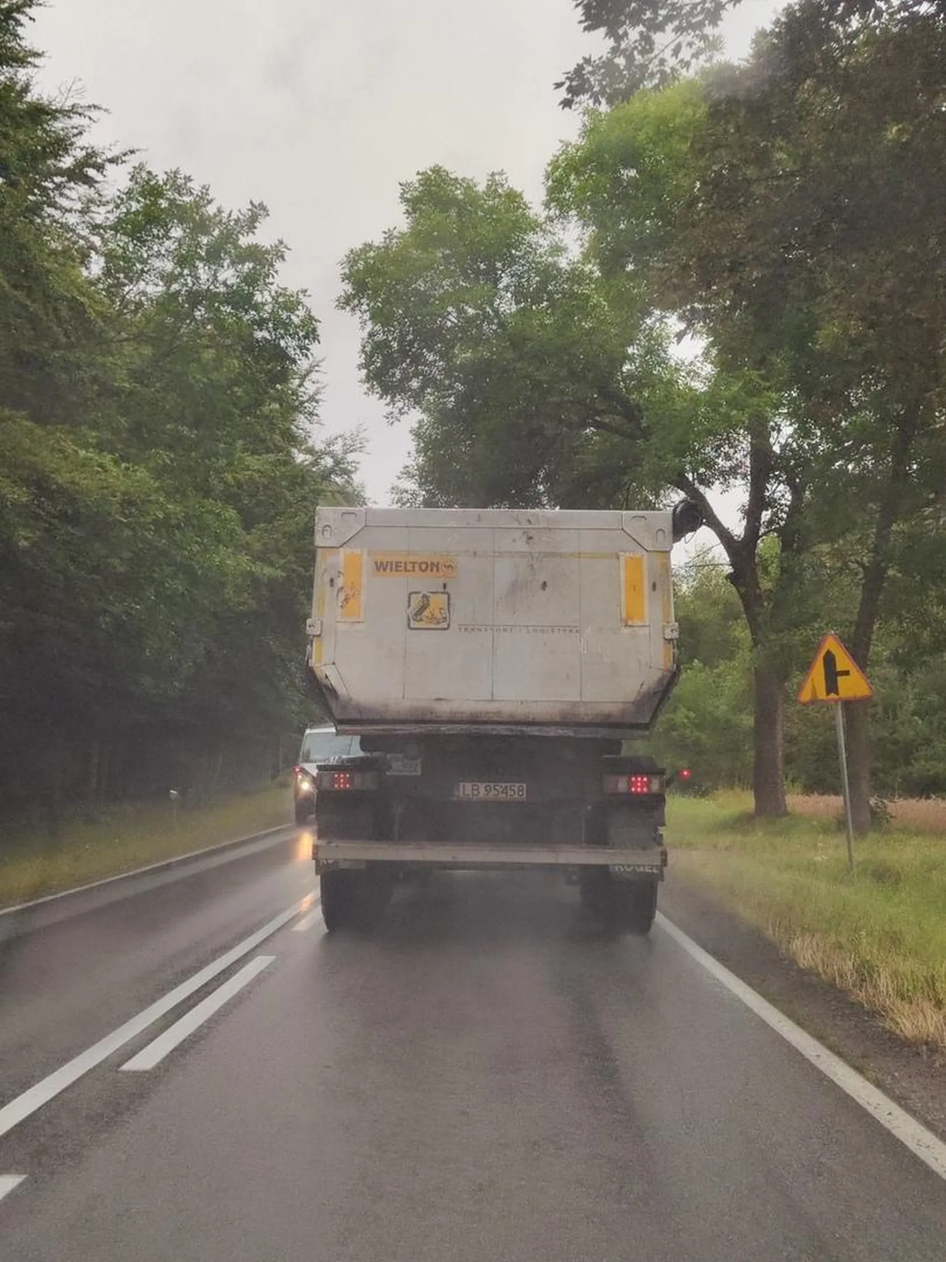 Gość zapomniał czym jedzie. Wyprzedza jak leci i kogo leci nie patrząc gdzie i kiedy. Polecam uważać