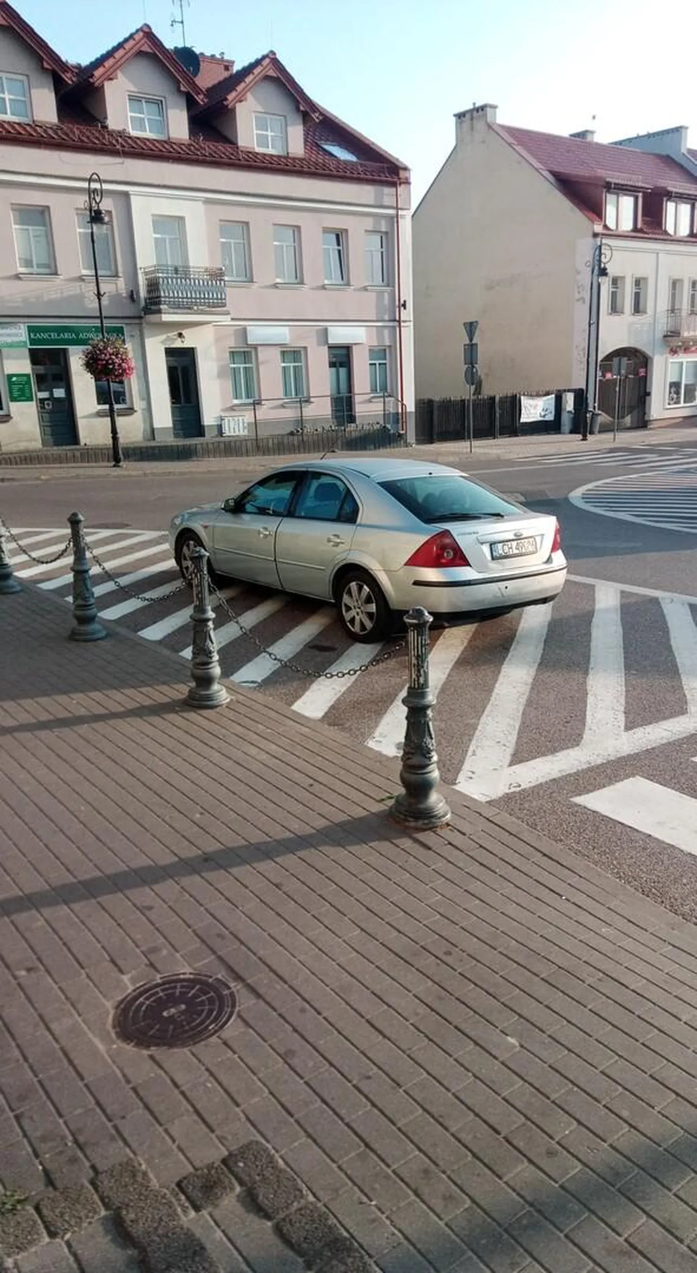 7:30 rano. Pełno wolnych miejsc ale ten stanie na powierzchni wyłączonej.... bo do sklepu bliżej