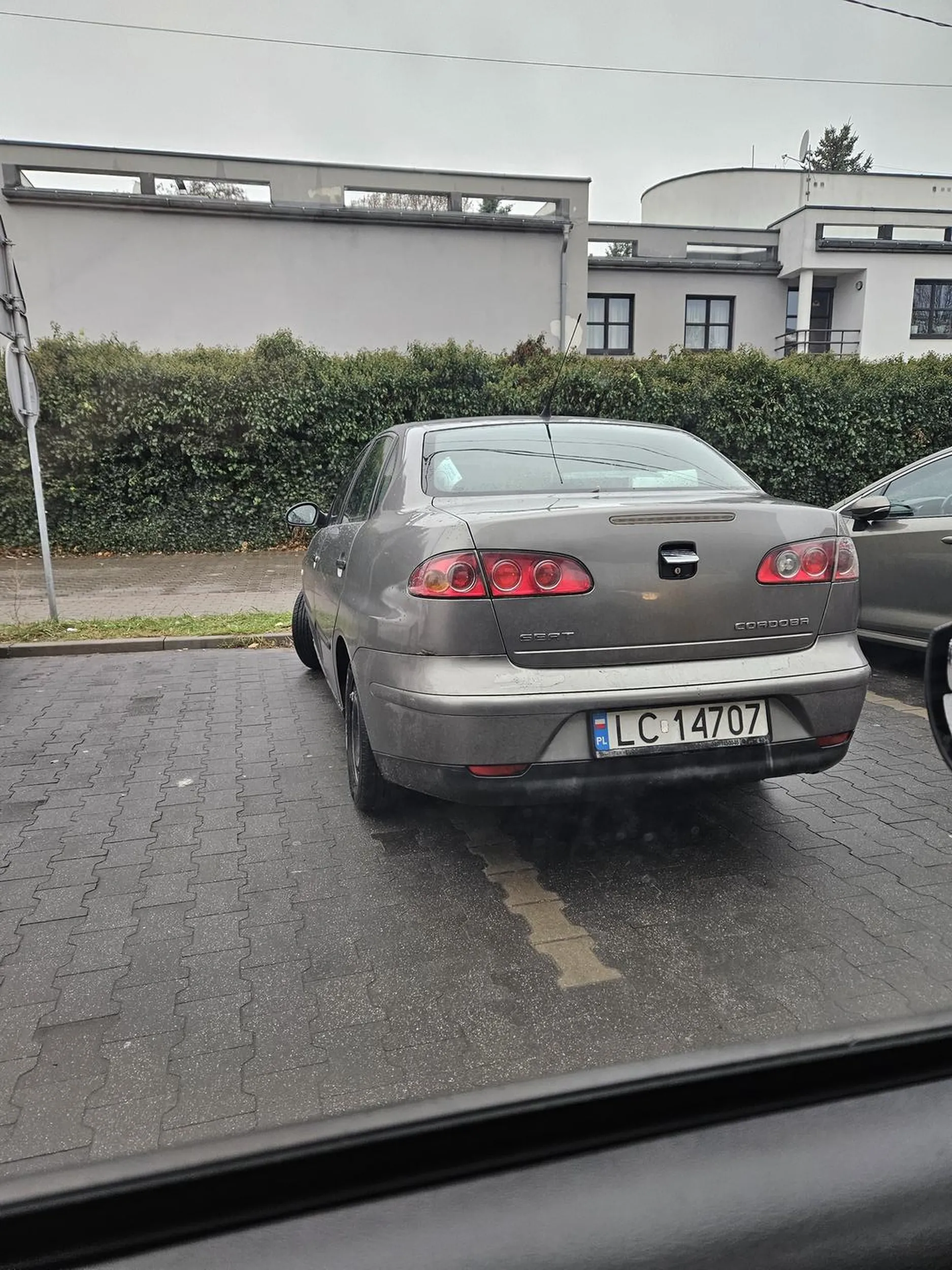 Naucz się parkować. Później nie ma miejsca pod sklepem żeby zaparkować i zrobić zakupy ?. Karny za parkowanie ci się należy