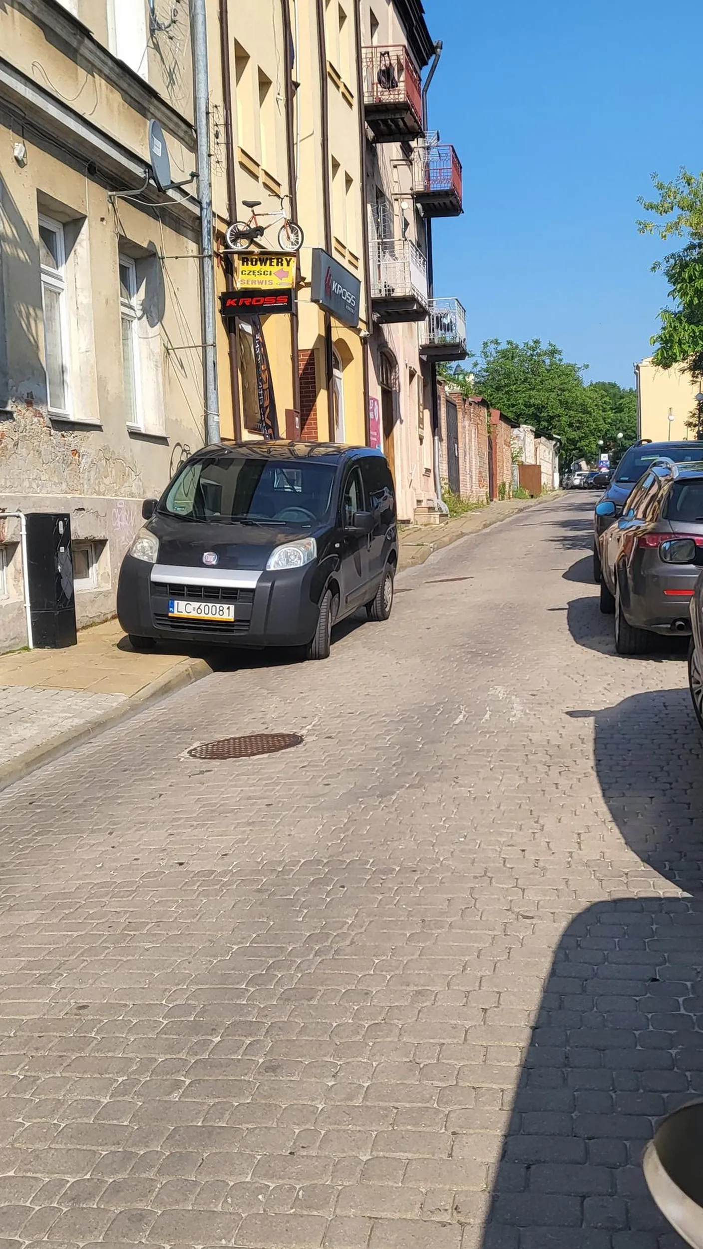 Parkuje gdzie chce i nie obchodzi go to że nie ma przejazdu