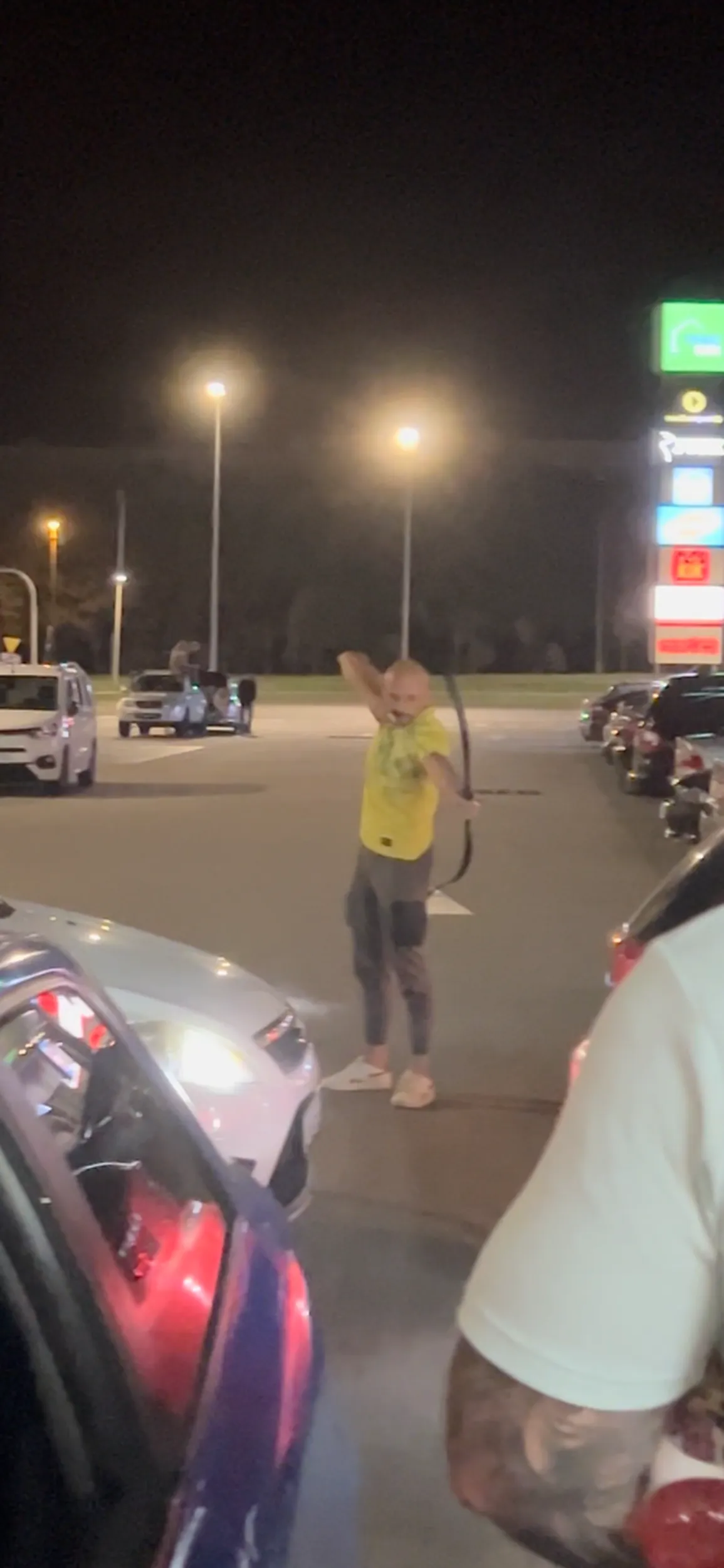 Gość myśli, że jest Robin Hood i grozi ludziom łukiem