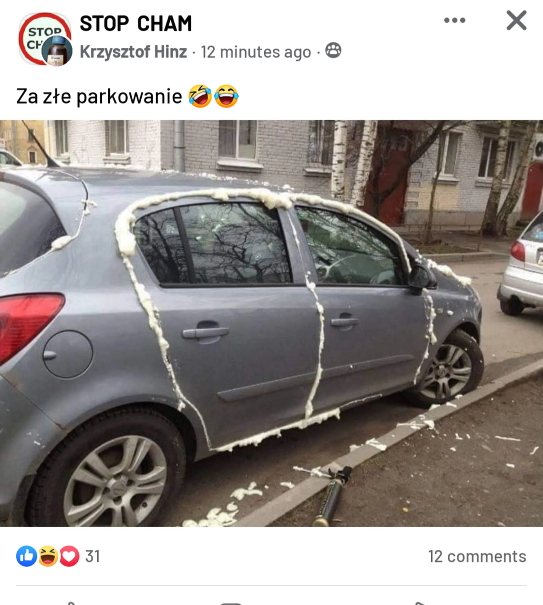 Przerysował moje czerwone polo na parkingu