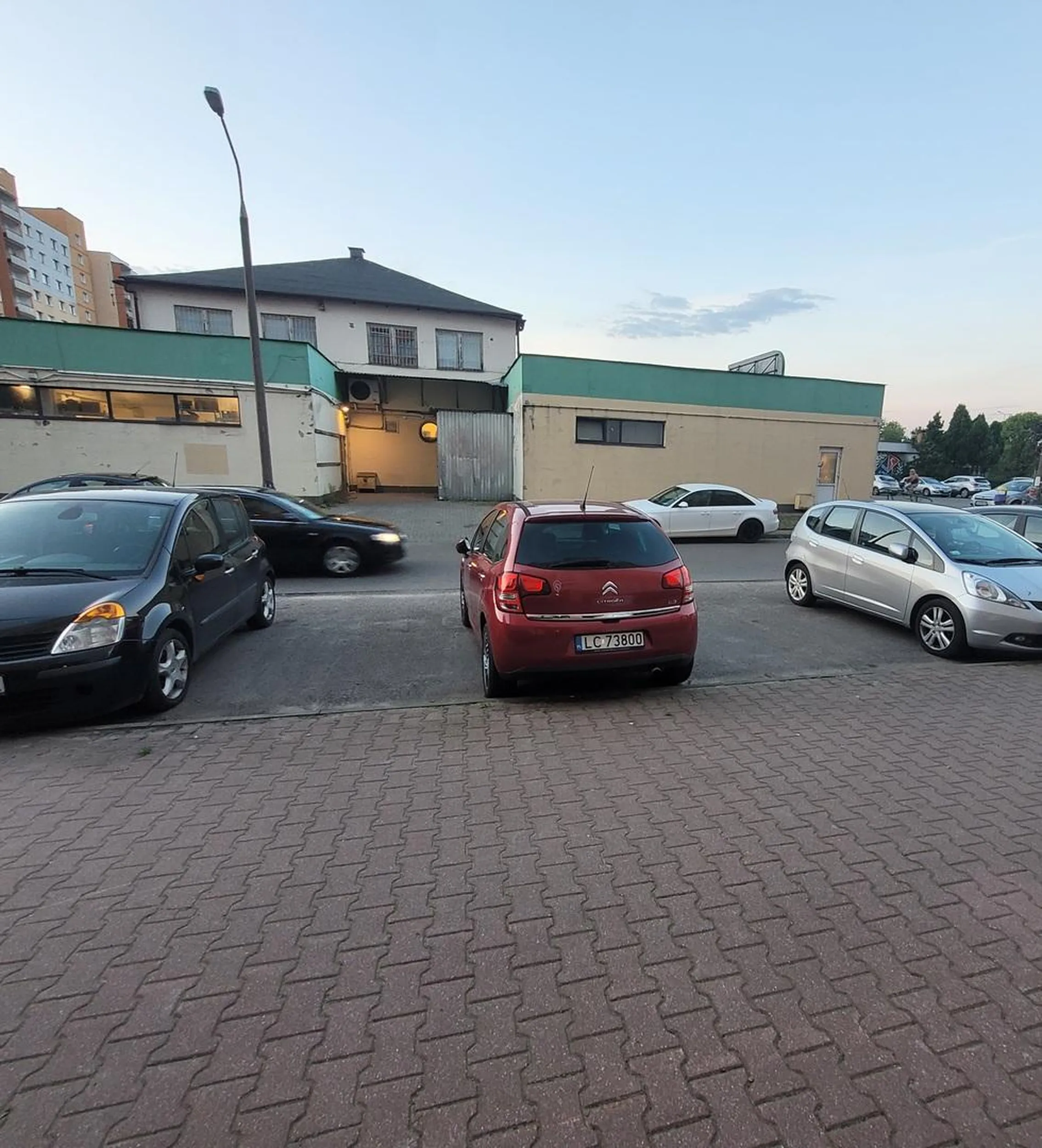 Mistrz parkowania. Po co zająć jedno miejsce ,kiedy można 3.