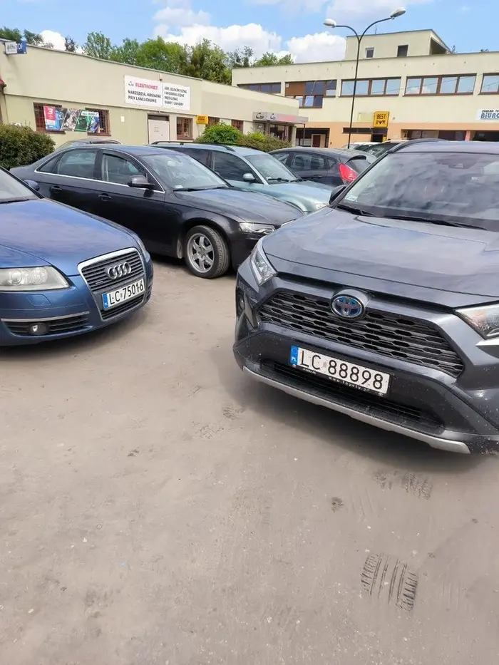 Parkuje jak zjeb. można było zaparkować 3metry dalej i nie było by problemu