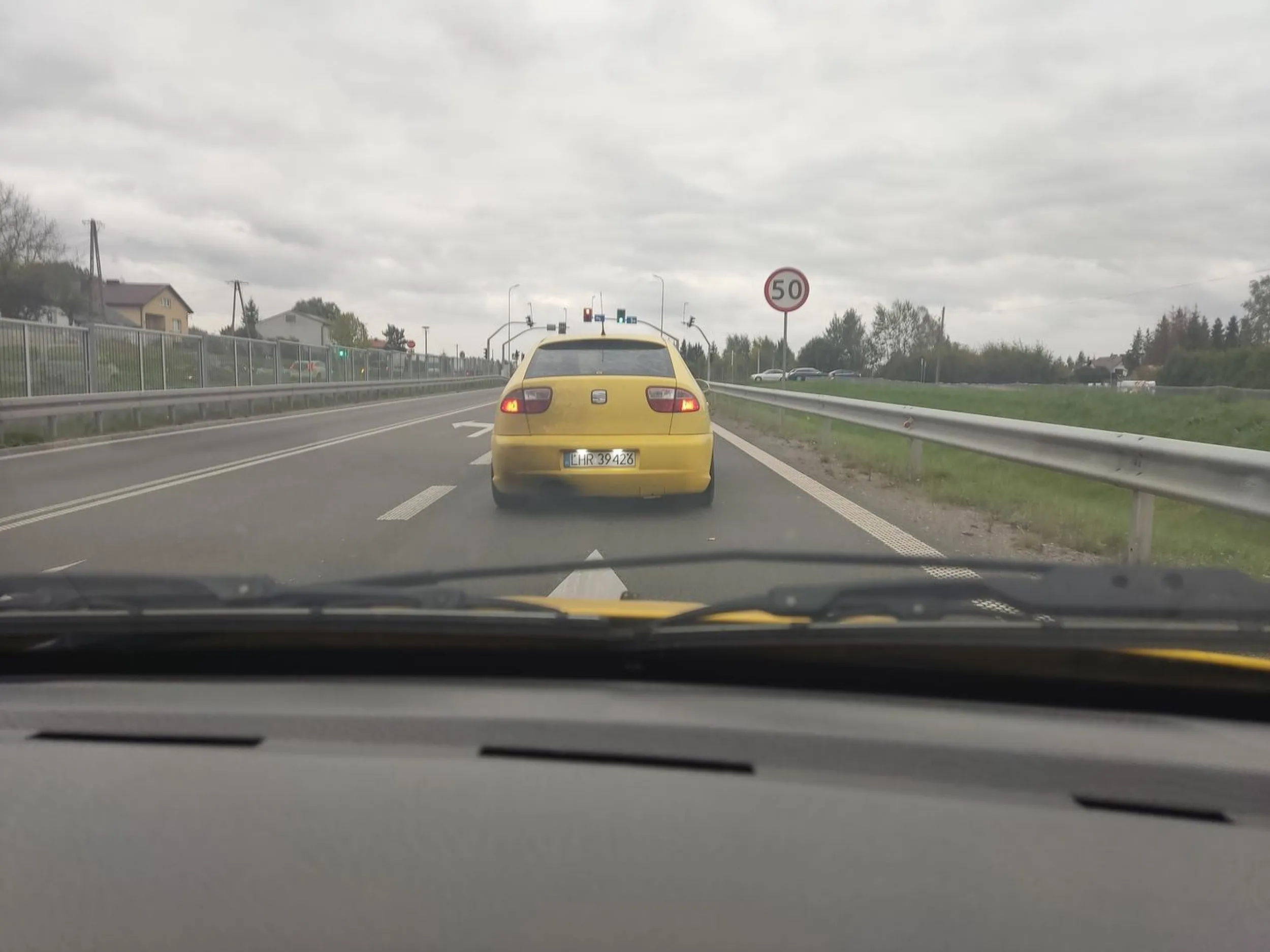 Strasznie kopci ten Pan kopciuch, strach za nim jechać. :)