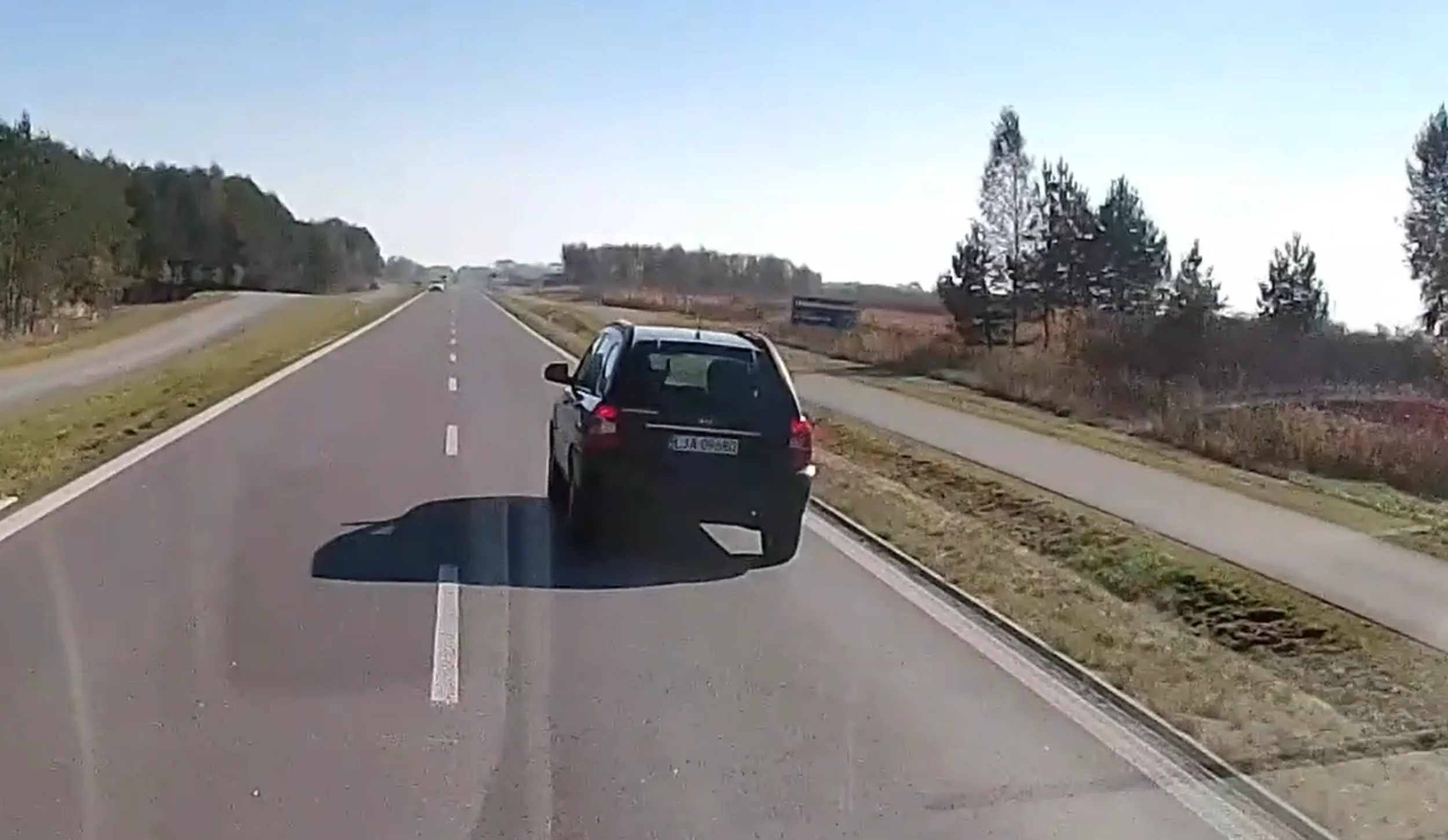 Totalny bezmózg za kierownicą przyśpiesza podczas wyprzedzania. Film z video został wysłany na policję za zagrożenie życia.