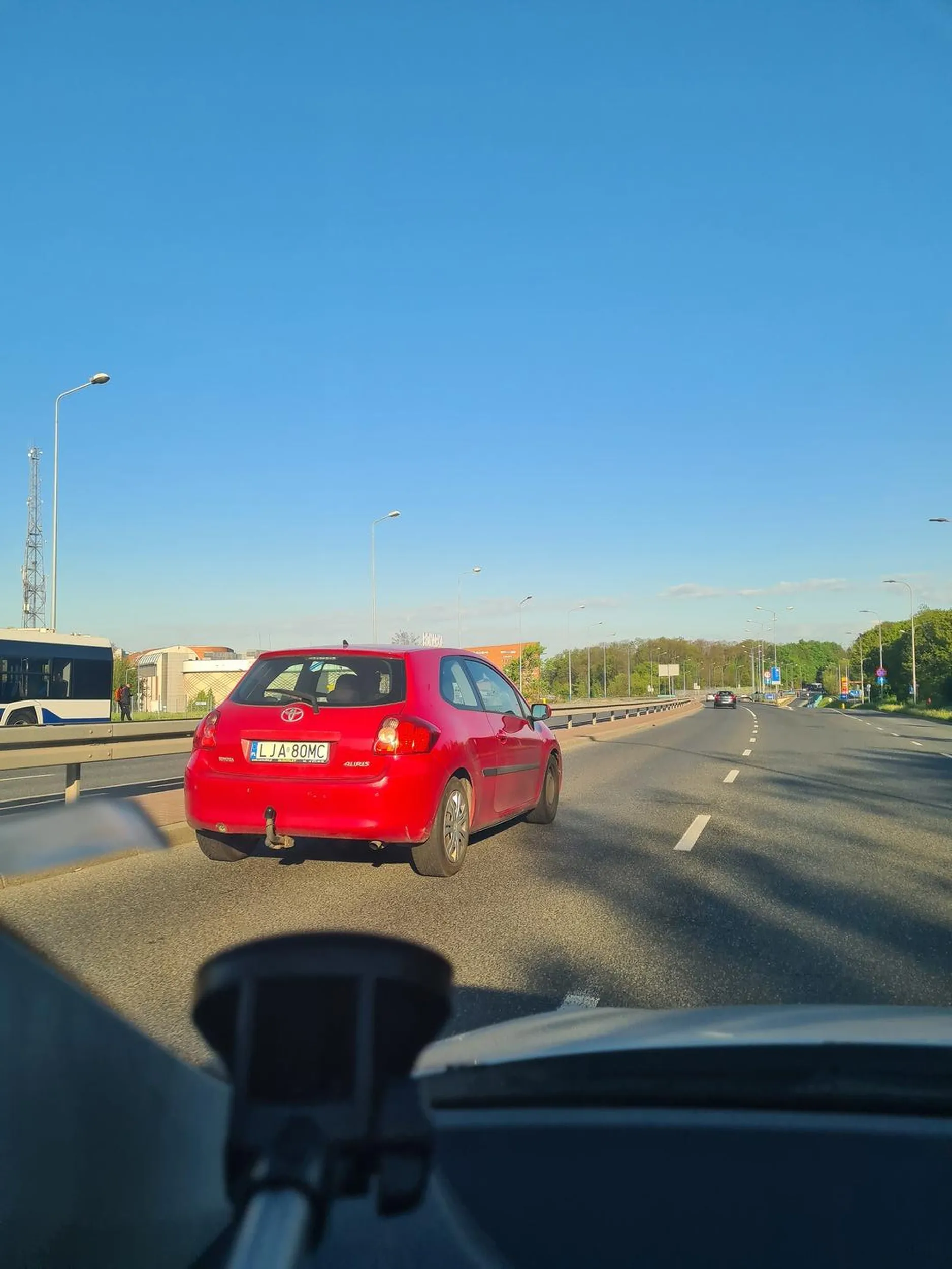 Kierowca jeździ buspasem bezprawnie