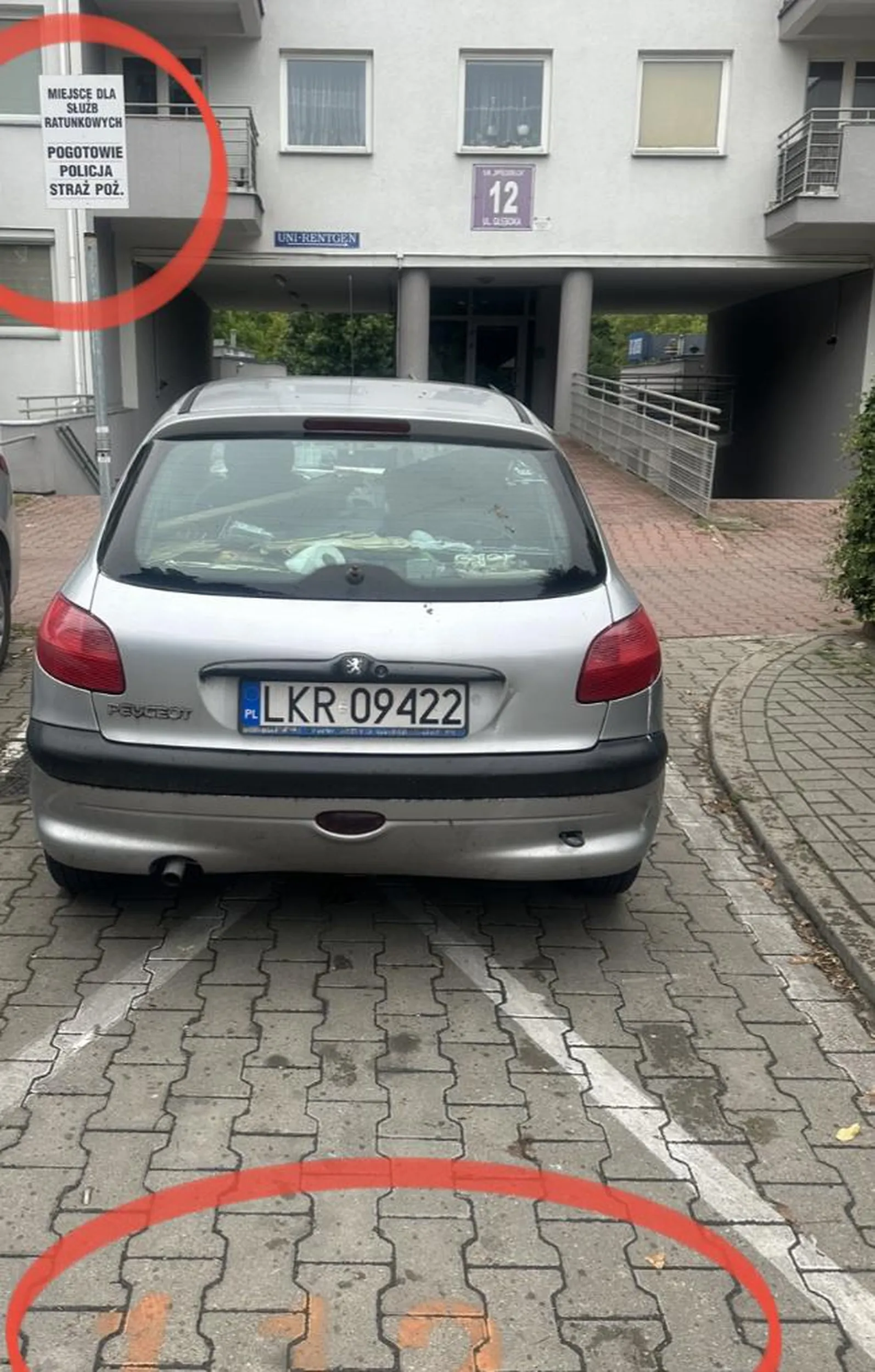 Kolejny dzień zajmuje miejsce przeznaczone dla służb ratunkowych