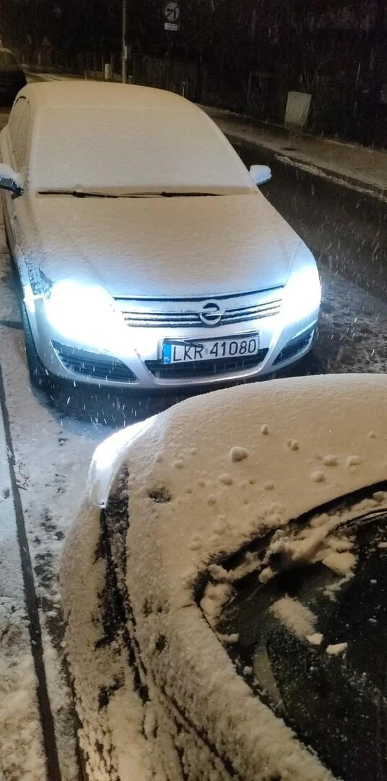 Naucz się parkować bo może tam u ciebie w LKR to parkuje się jak chce, a w Lublinie mógłbyś kultury trochę zachować. :)