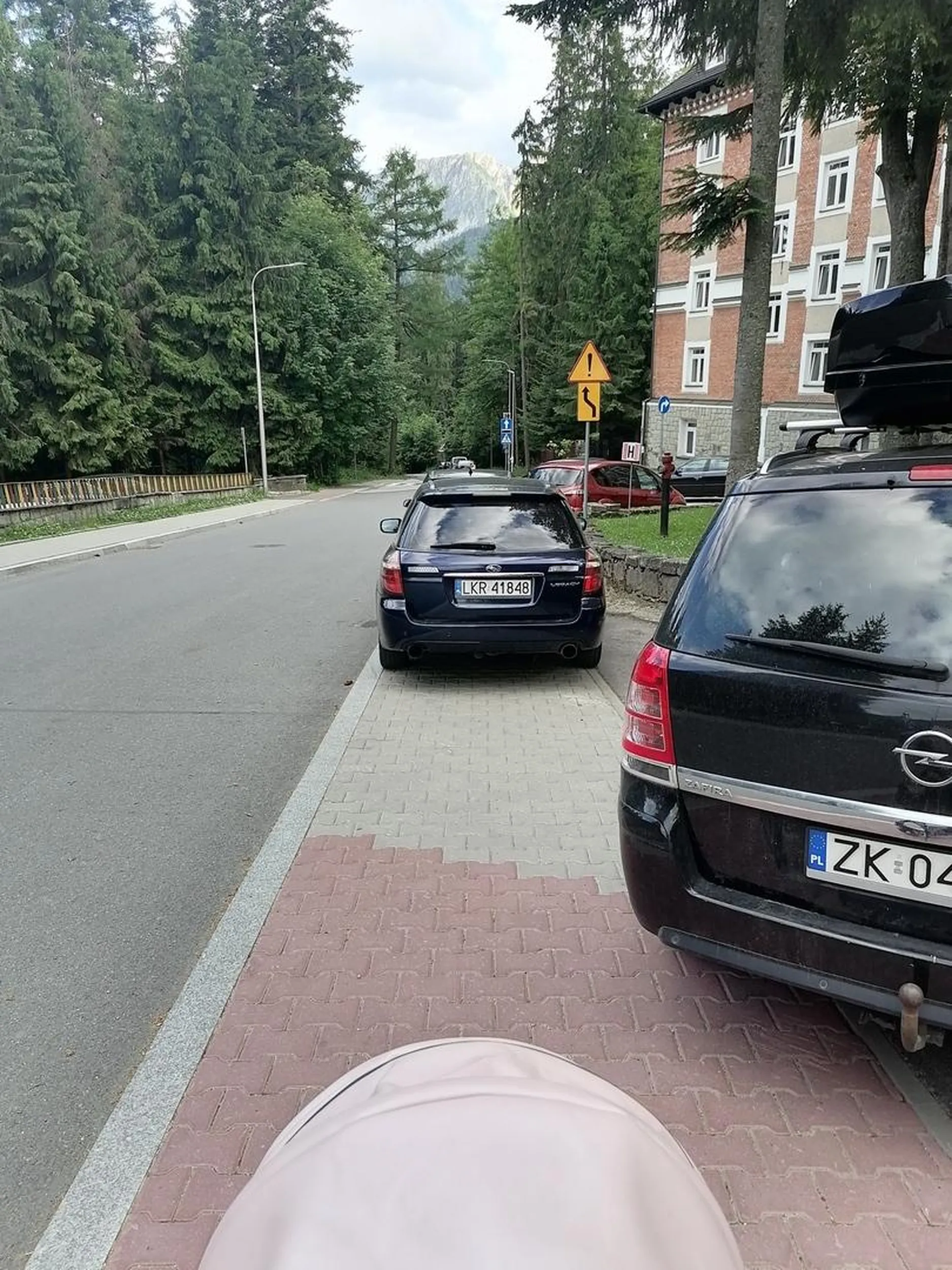 Witam Pana lub Panią z auta o numerach LKR 41848 (Subaru Legacy) który pięknie zaparkował na chodniku w kościelisku przez co musiałem z wózkiem z dzieckiem iść ulicą. Proponuję oddać prawo jazdy na najbliższym komisarjacie. Tyczy się to też auta przed nim ale o tym za chwilę.