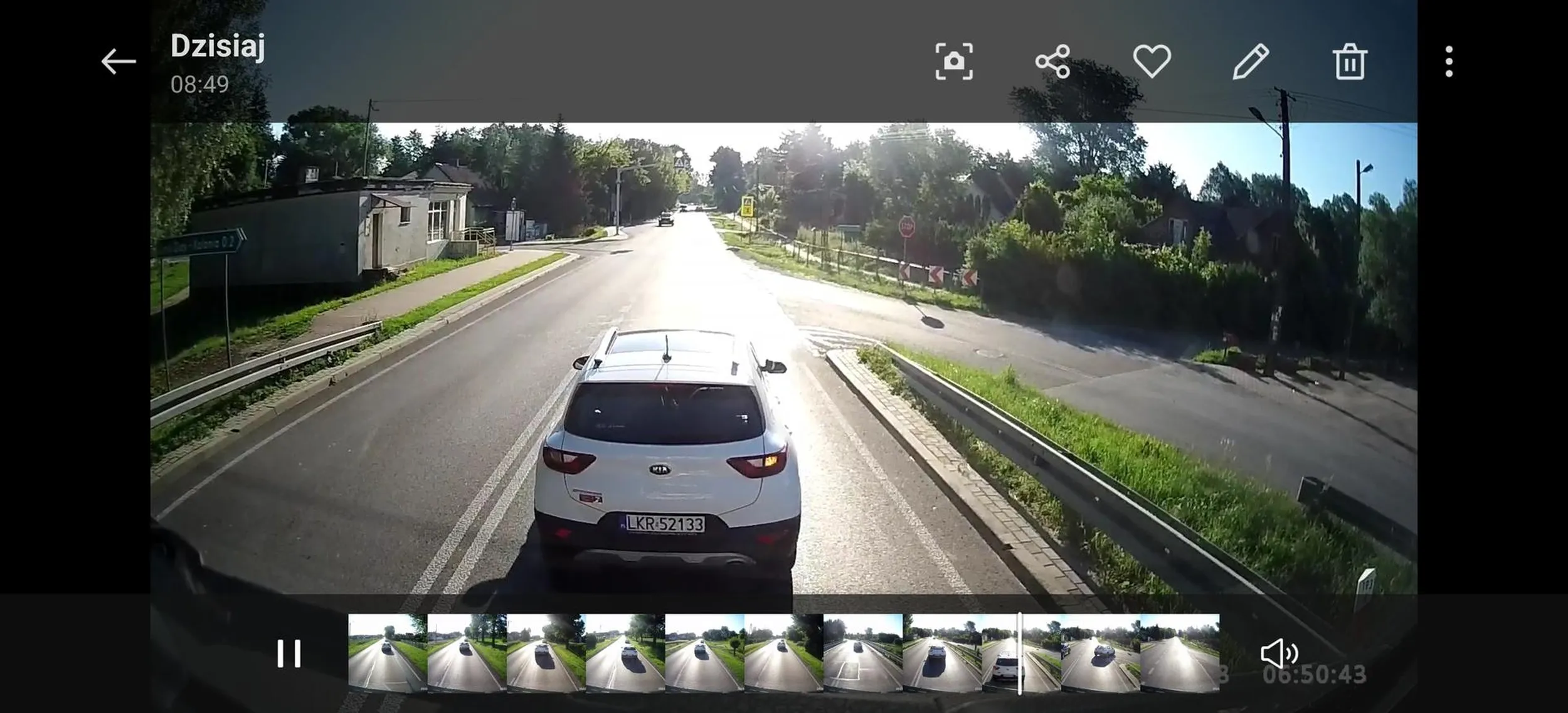 Gość specjalnie hamuje przed ciężarówką przy skręcie specjalnie zatrzymał się i wyhamował z pięć ciężarówek