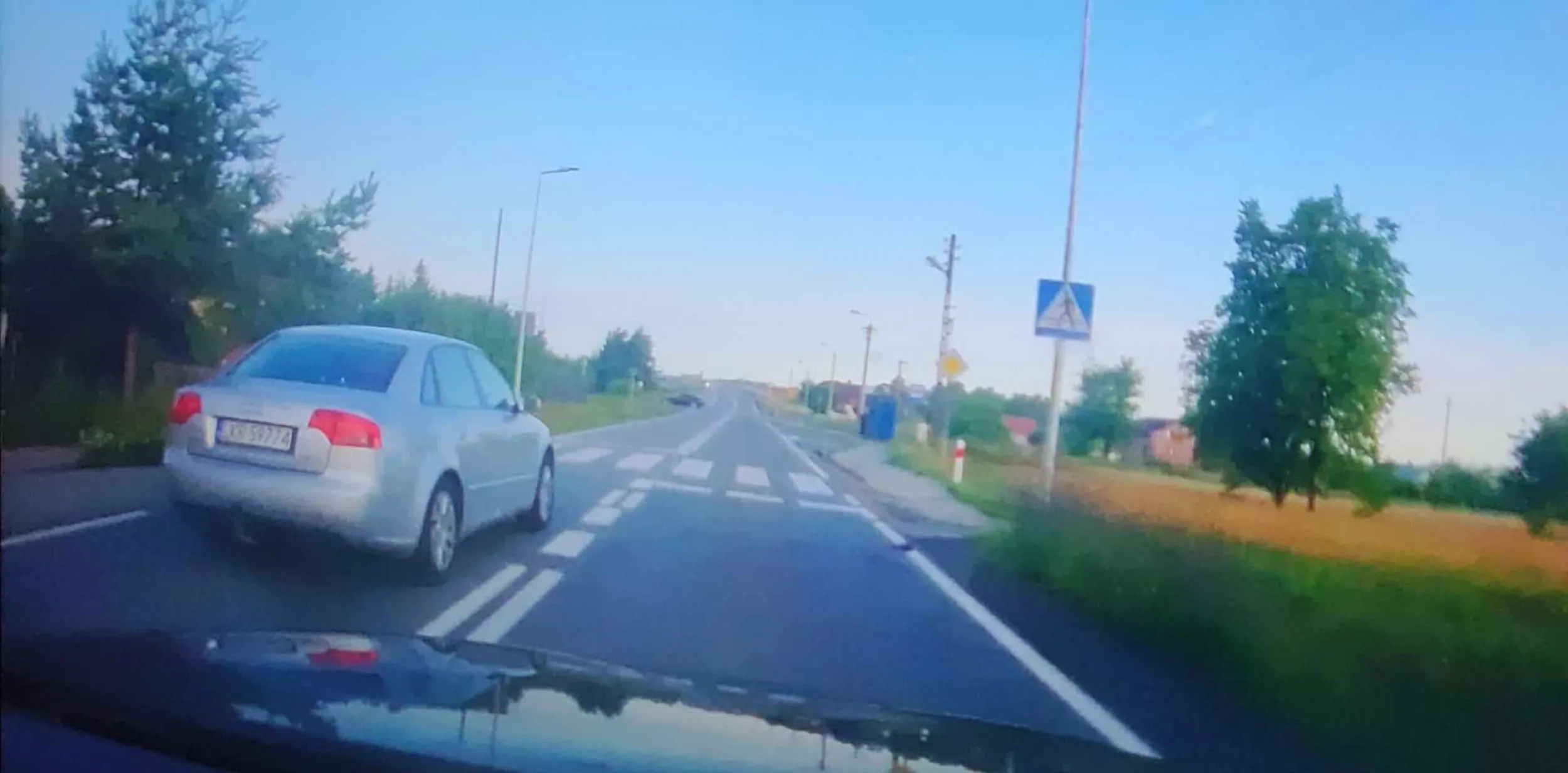 Tak ci się spieszy a zamiast mnie wyprzedzić wcześniej jedziesz mi na zderzaku i wyprzedzasz nie jak masz możliwość a na podwójnej i na przejściu. Przez takich jak ty są wypadki Lubisz stracić 2500zl i 20 pkt.