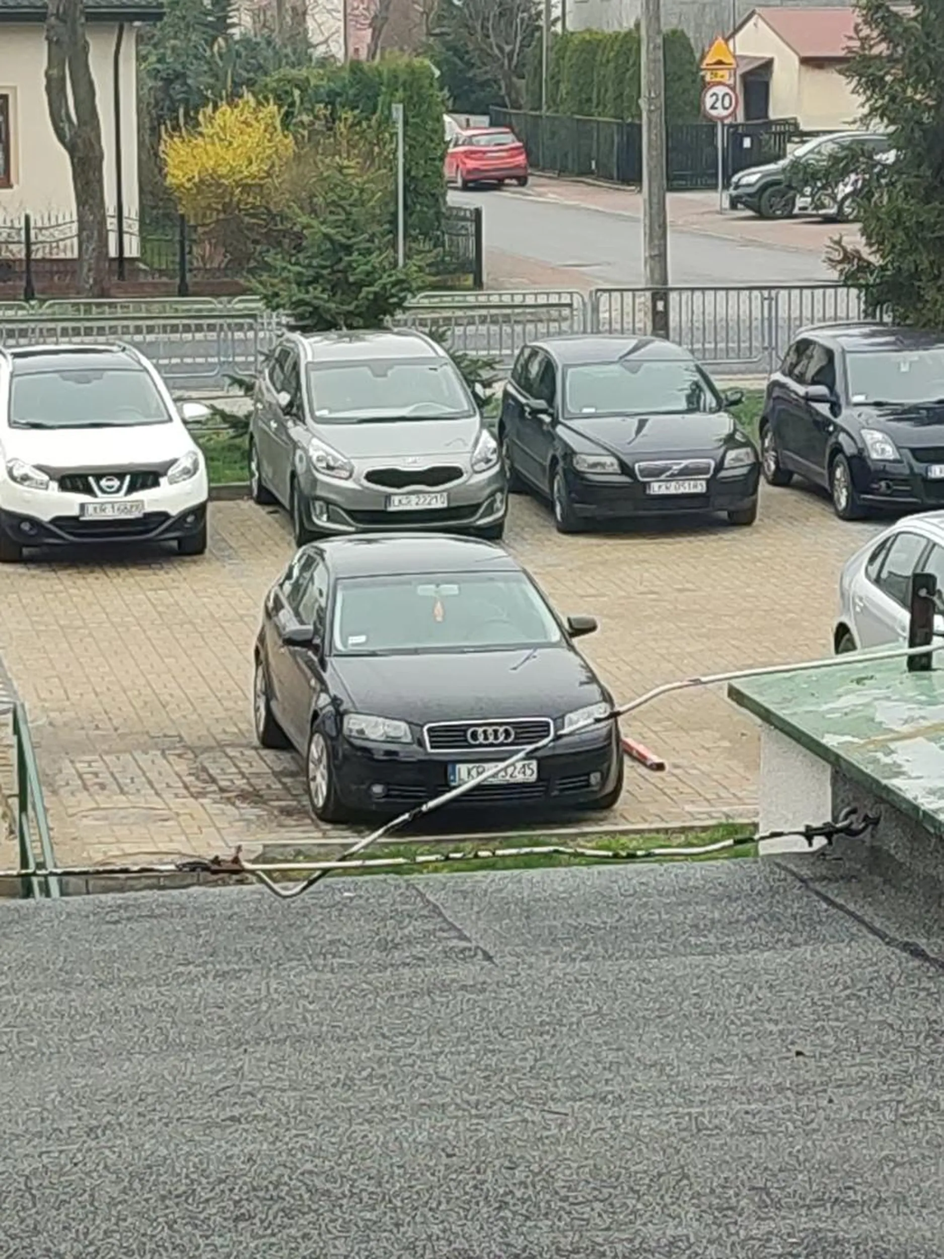 Kolega nie potrafi parkować na jednym miejscu parkingowym