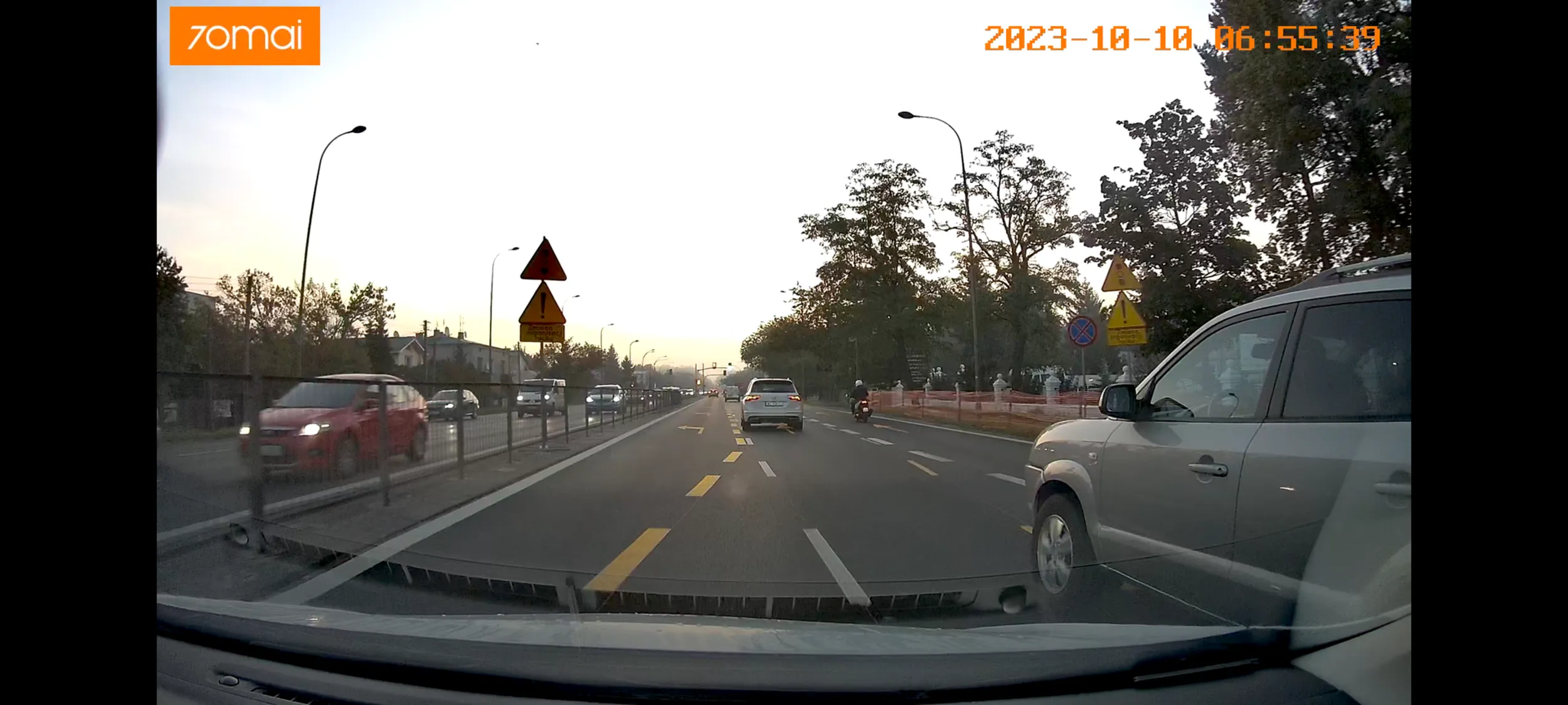 Wracaj czereśniaku z wiochy do siebie jak nie wiesz co żółte linie w mieście oznaczają. Typ spycha innych z drogi na tymczasowej organizacji ruchu nie zważając na żółte linie. Przyrysował prawidłowo jadące auto i zwiał.