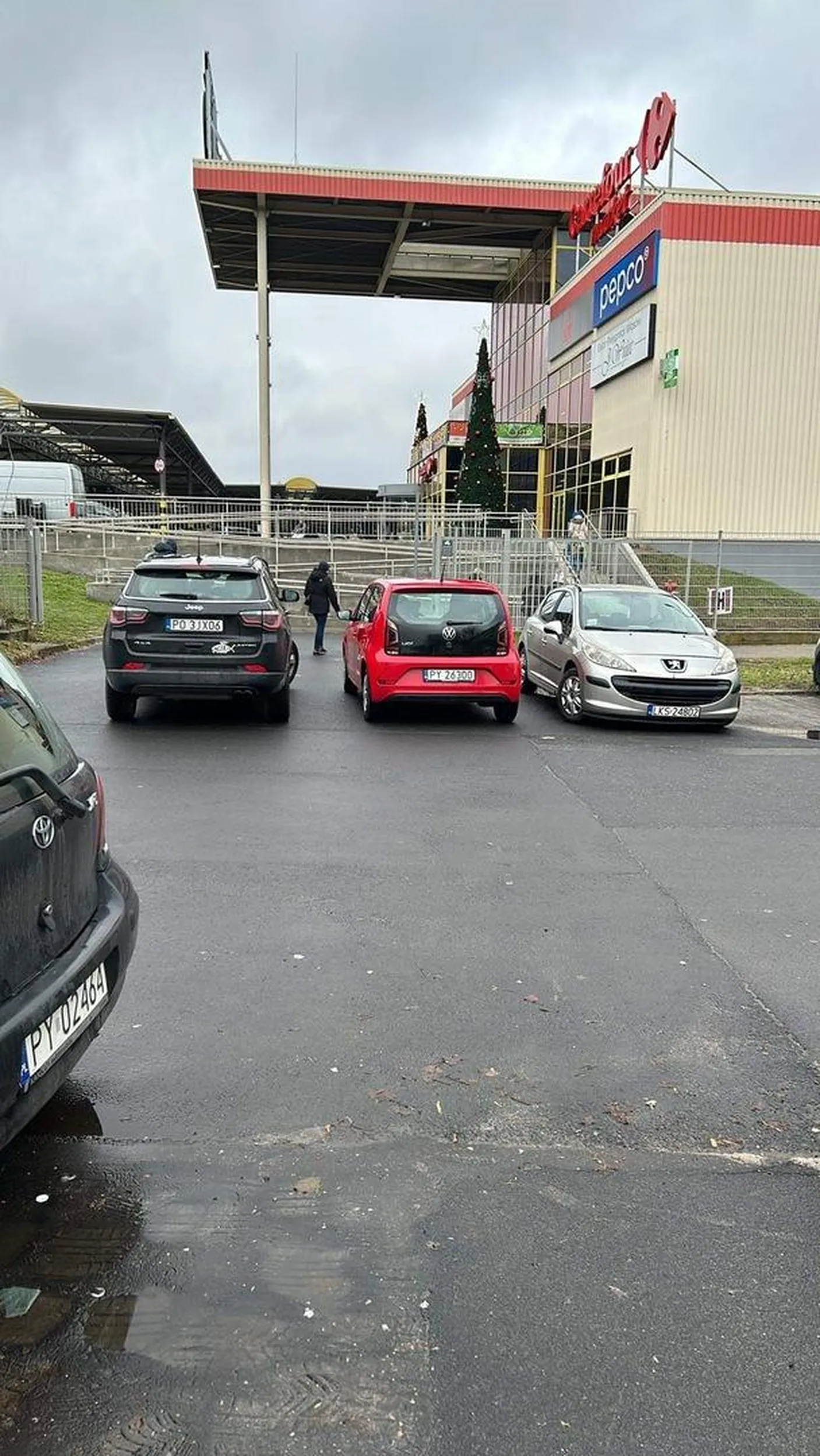 Kierowca blokuje wjazd na parking. Myśli, że mu wszystko wolno.