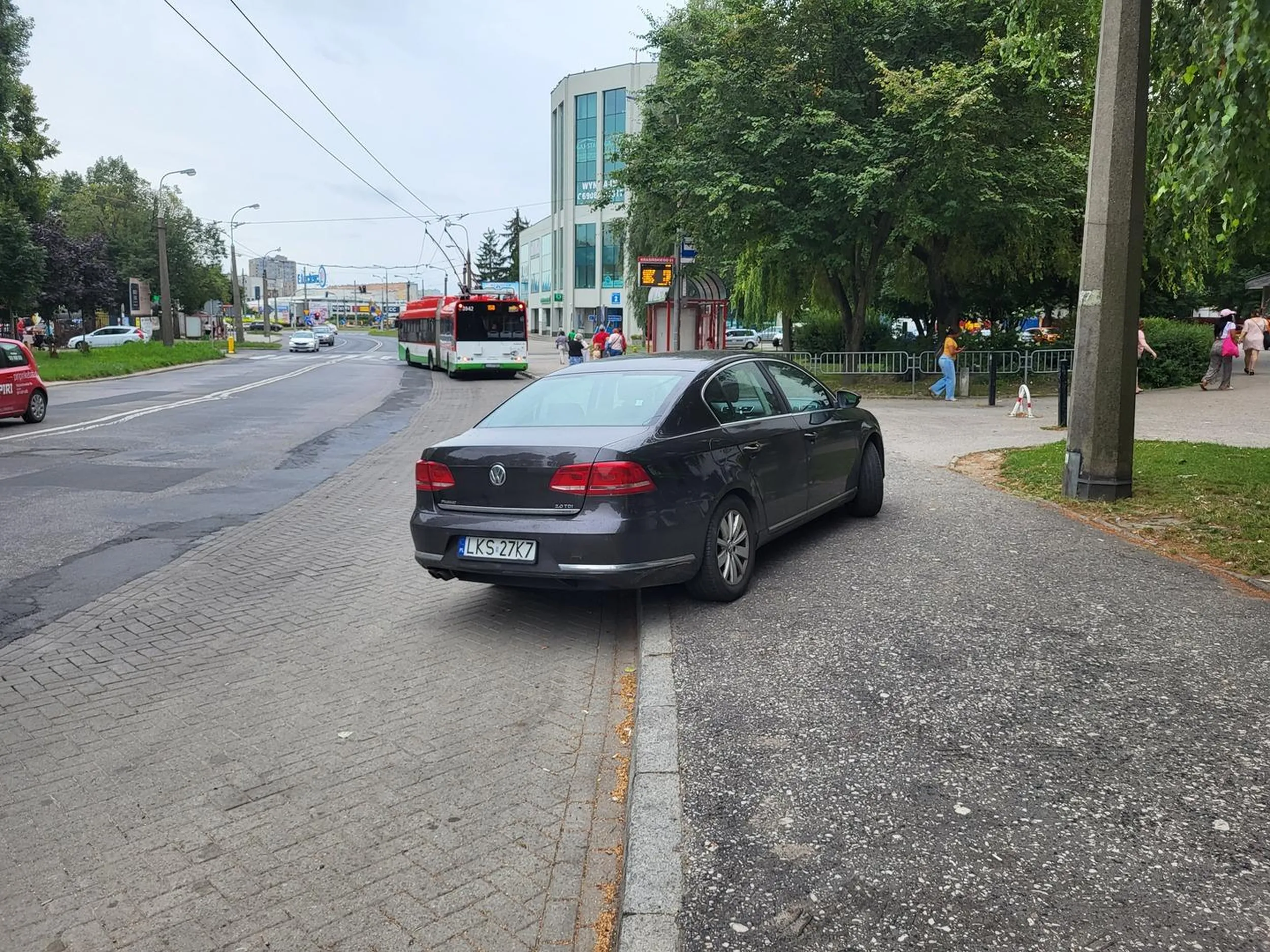 Inny komentarz mówi o tym, że właścicielka podobno jest policjantką. Nie wiem czy to prawda, ale przepisy na pewno ma za nic. Parkowanie na chodniku, na przystanku autobusowym, a dookoła miejsc było sporo.
