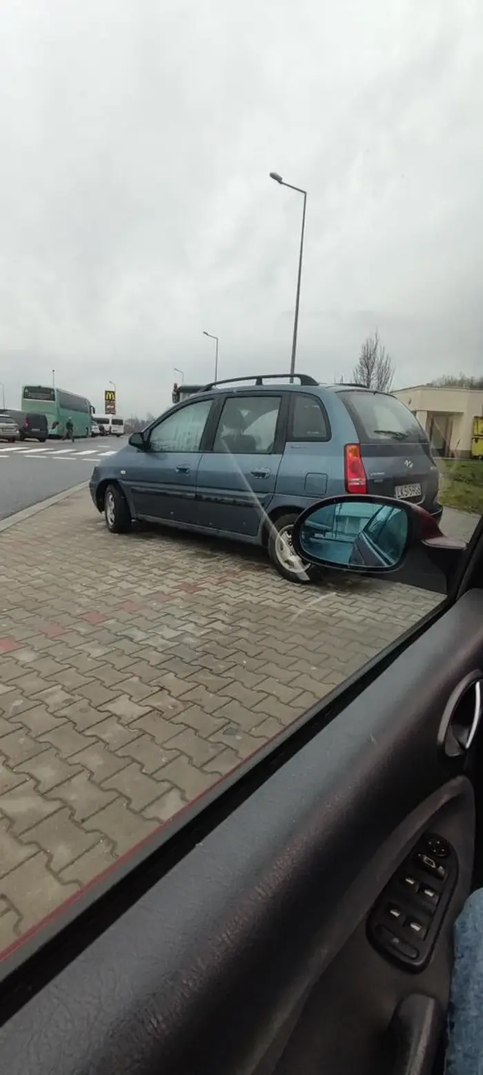 Mistrz parkowania na mopie Kłaj przy A4 w kierunku Krakowa zajmuje 3 miejsca stając wpoprzek.