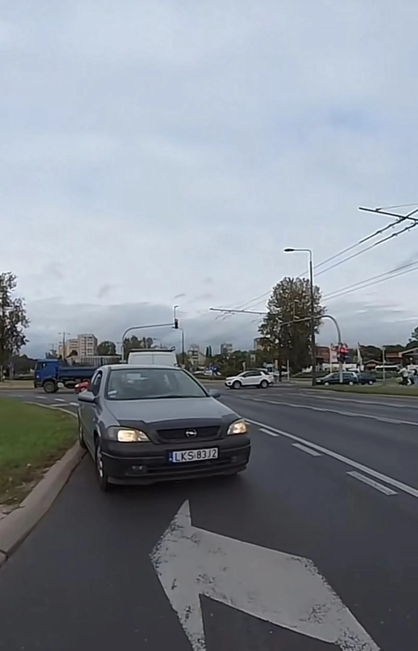 Profesjonalista jazdy w lewo na rondzie. Prawo jazdy wgrane w Lay’s