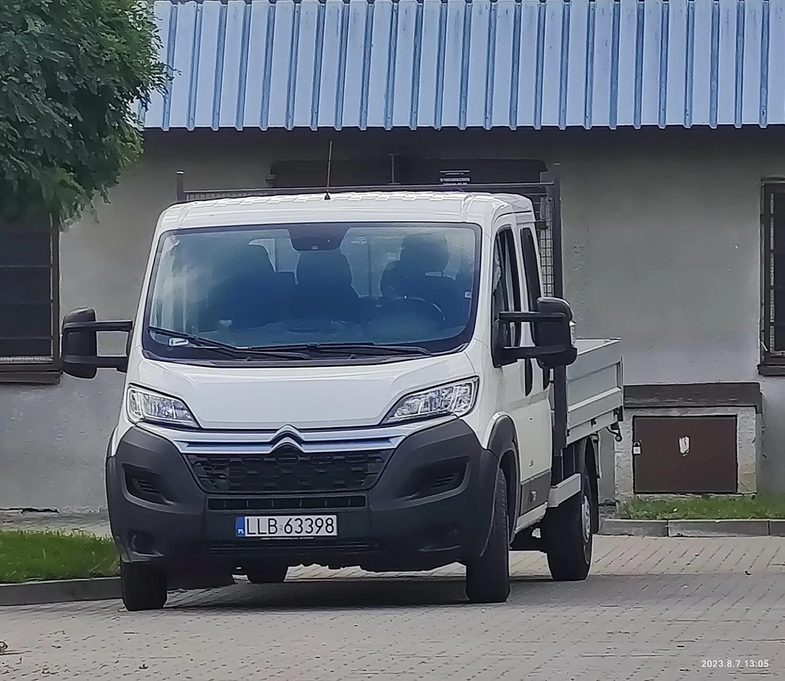 Blokuje drogę przeciwpożarowa, utrudnia wyjazd z osiedlowych parkingów, hamskie zachowanie kierowcy.