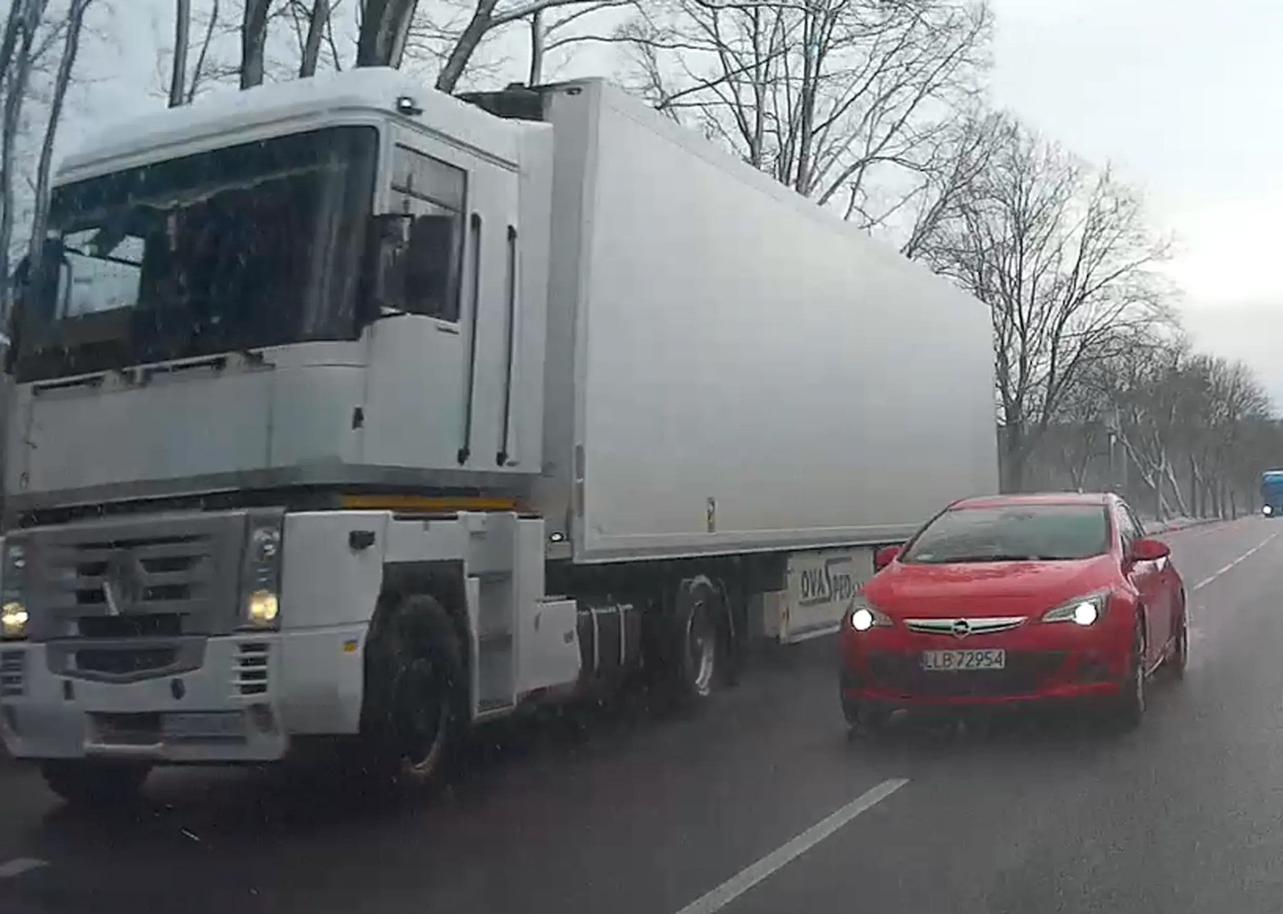 Zaraz cię nauczę wyprzedzać, parówo niemyta!