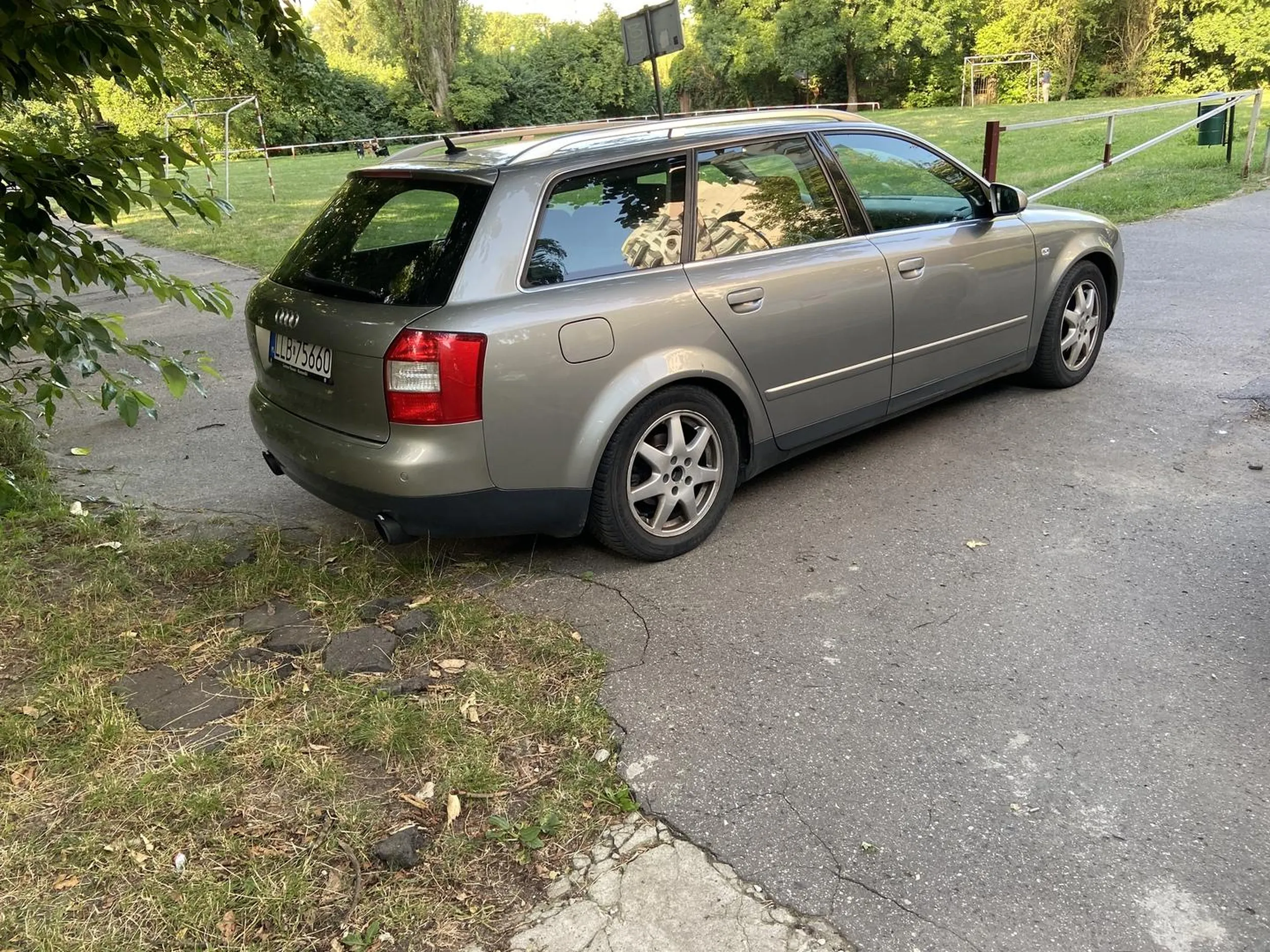 Kiepsko zaparkował, przejść się nie da!