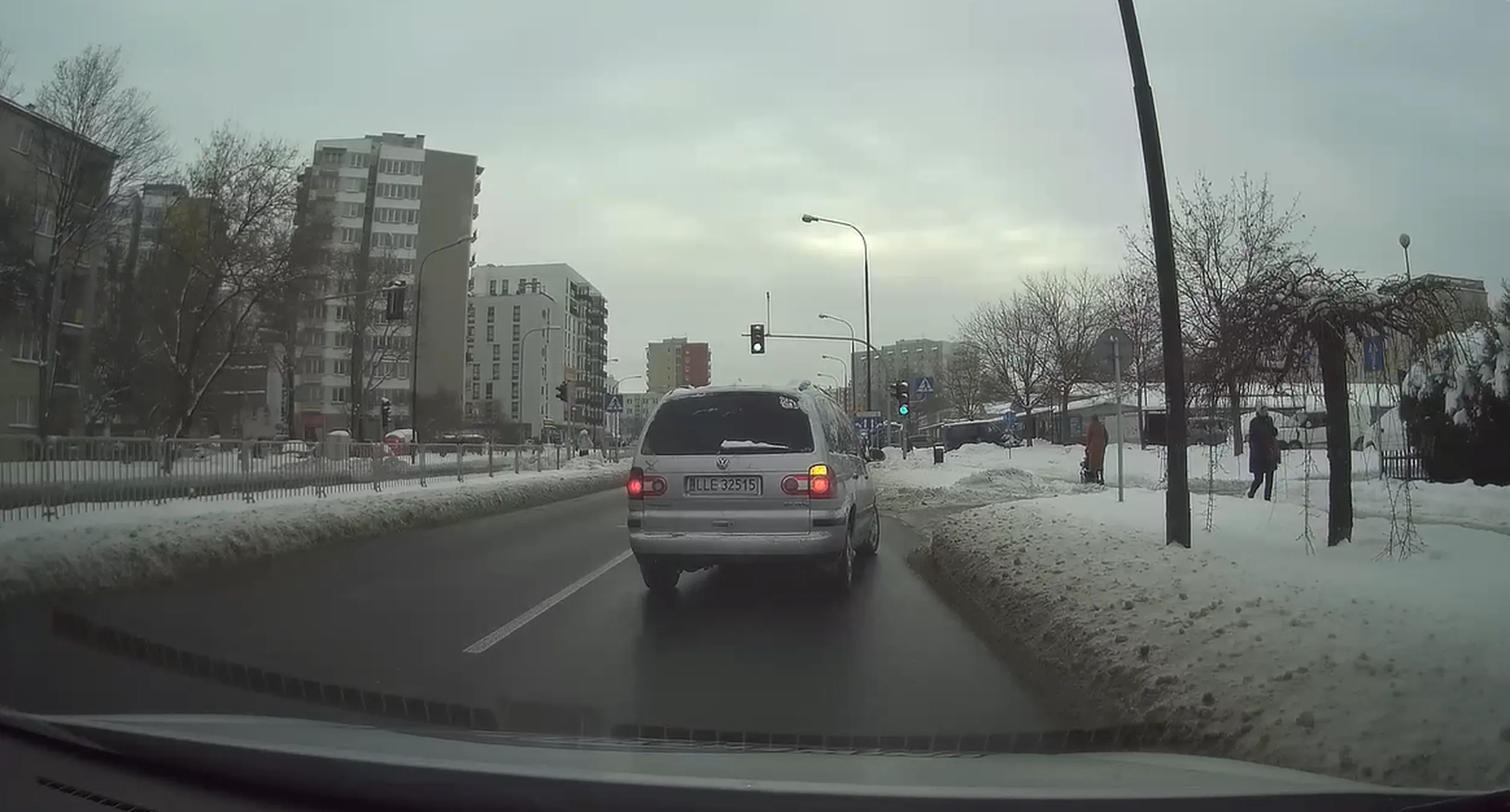 Gość wyprzedził naukę jazdy tylko po to, aby gwałtowanie zatrzymać auto i skręcić w prawo. Doszło do bardzo niebezpiecznej sytuacji na śliskiej nawierzchni