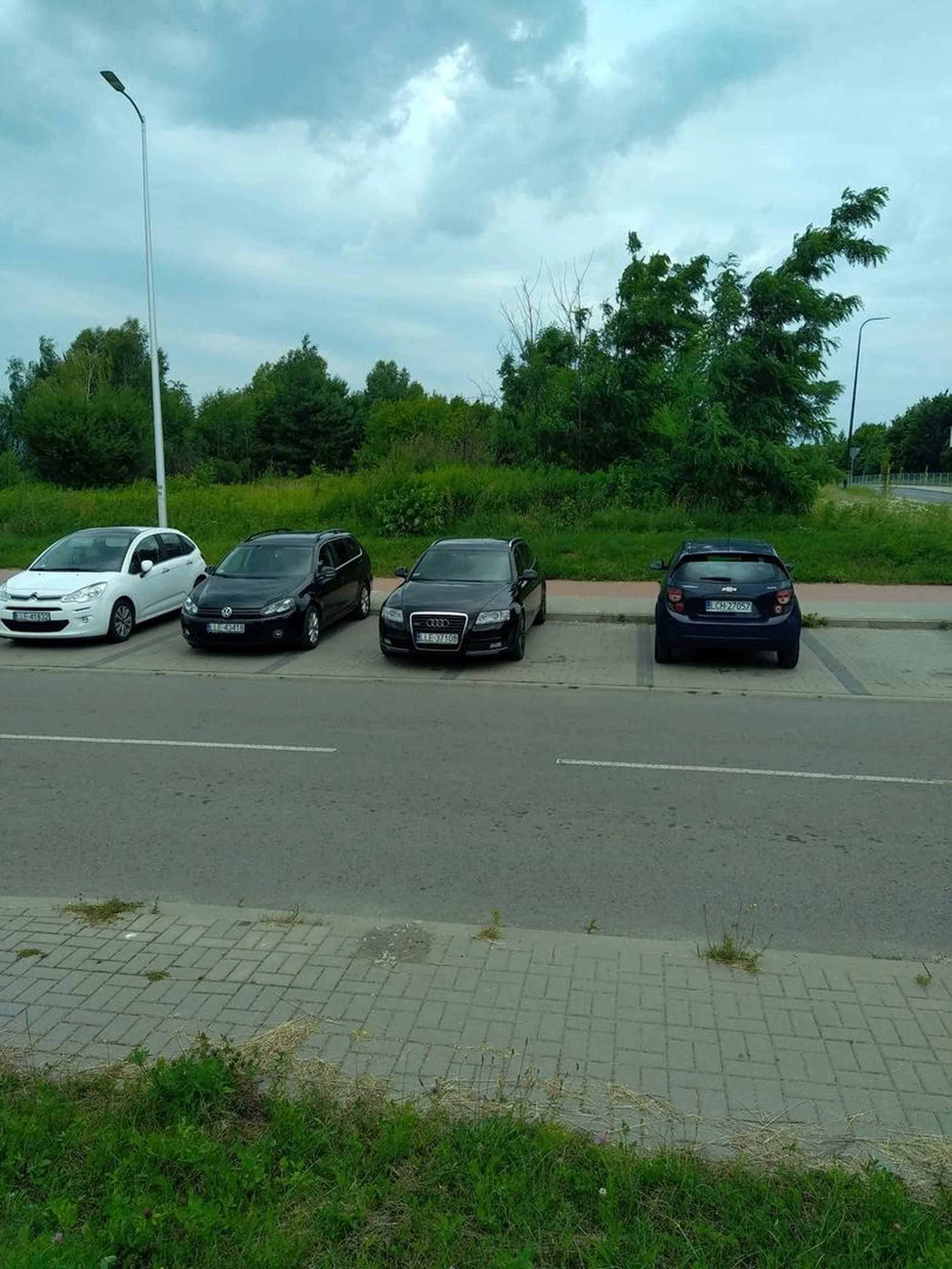 Stoi na dwóch miejscach