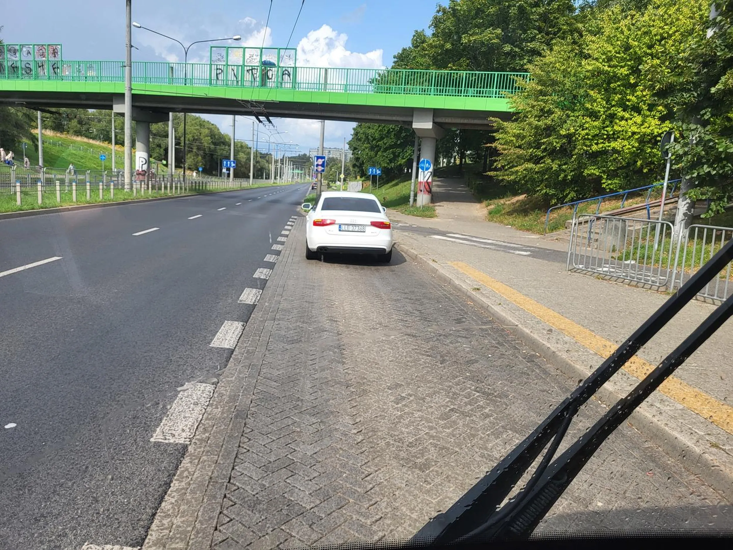 Kolega skoczył po piwko do sklepu... szkoda, że auto zaparkowane na przystanku a nie na parkingu 30m wcześniej pod sklepem.