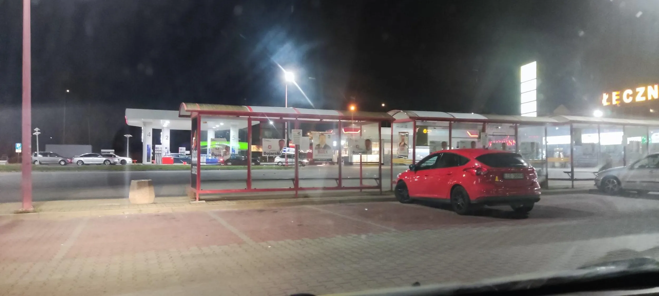 Pani to już przestanie wieszać te plakaty z mordami wyborczy mi. Je zrywać już trzeba. Za uczciwa robote się wziąć