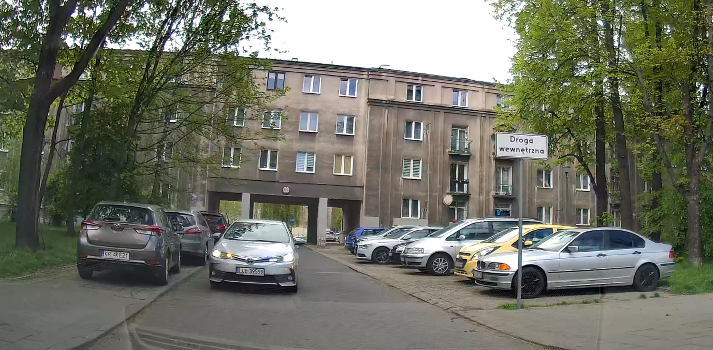 Pani wjeżdża pod zakaz i udaje że "nie przyjechała tą drogą".