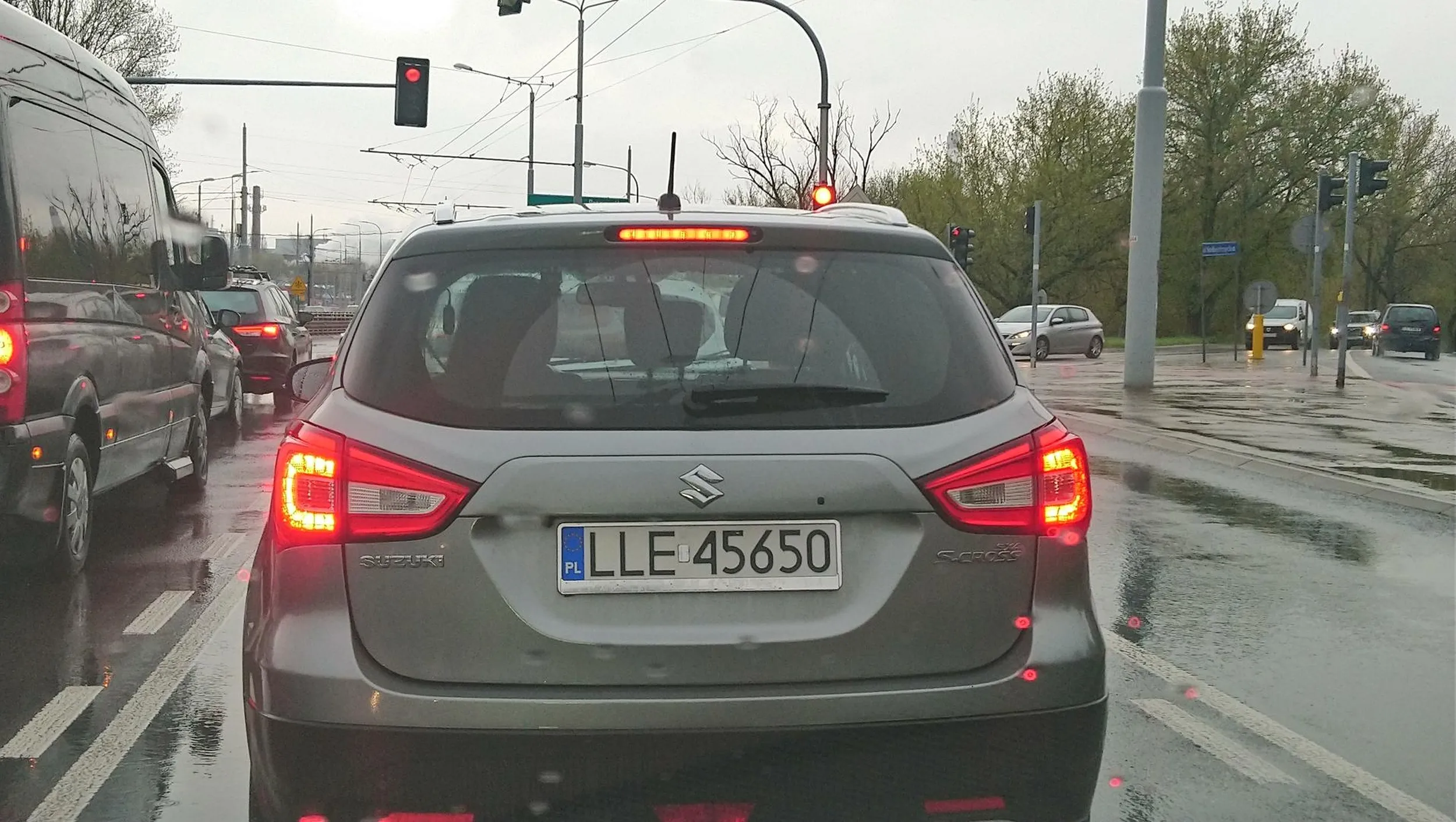 Kobiecina przejechala skrzyżowanie na czerwonym, a potem jedzie pasem środkowym by się wepchnąć na lewoskret tamując cały ruch. Co za basko żałosne!