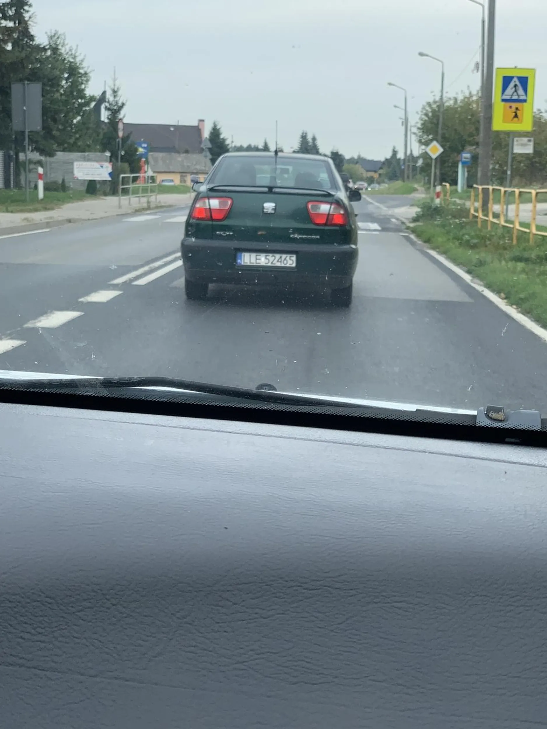 Pan z Seata w niewybredny sposób pokazując swoje chamstwo na drodze gdy skończył mu się pas wymusił pierwszeństwo, skręcał bez użycia kierunkowskazu, wyprzedzał z prawej strony