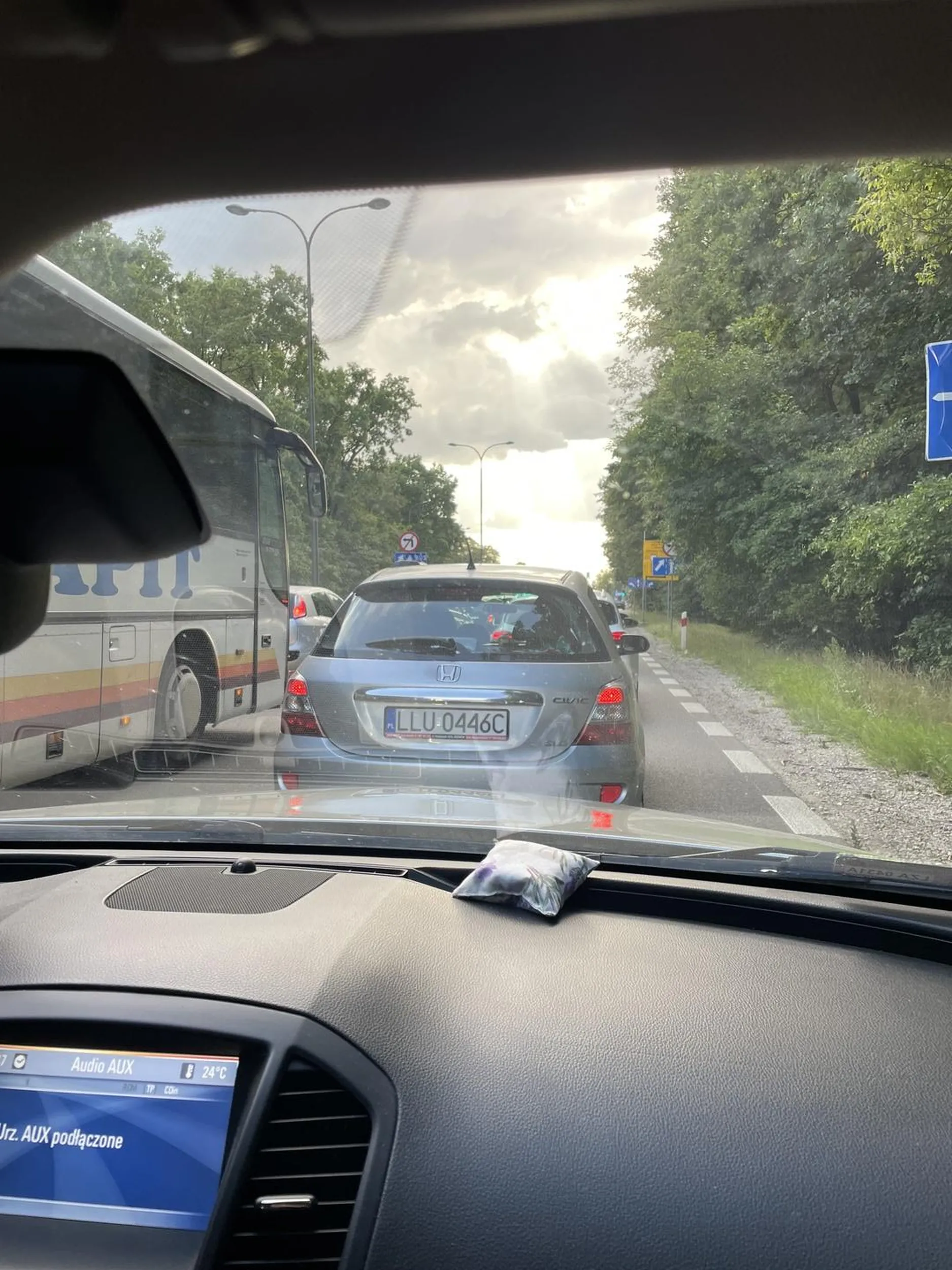 Brawa dla pani, wszyscy zrobili korytarz życia, a pani koncertowo sobie w niego wjechała, postanawiając wyprzedzić, bo chyba uznała, że kierowcy zadecydowali udostępnić jej pozycję prowadzącą